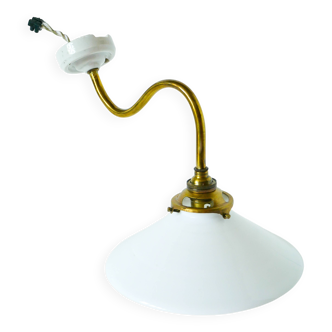 Swan neck wall light in smooth opaline and brass, early 20th century.