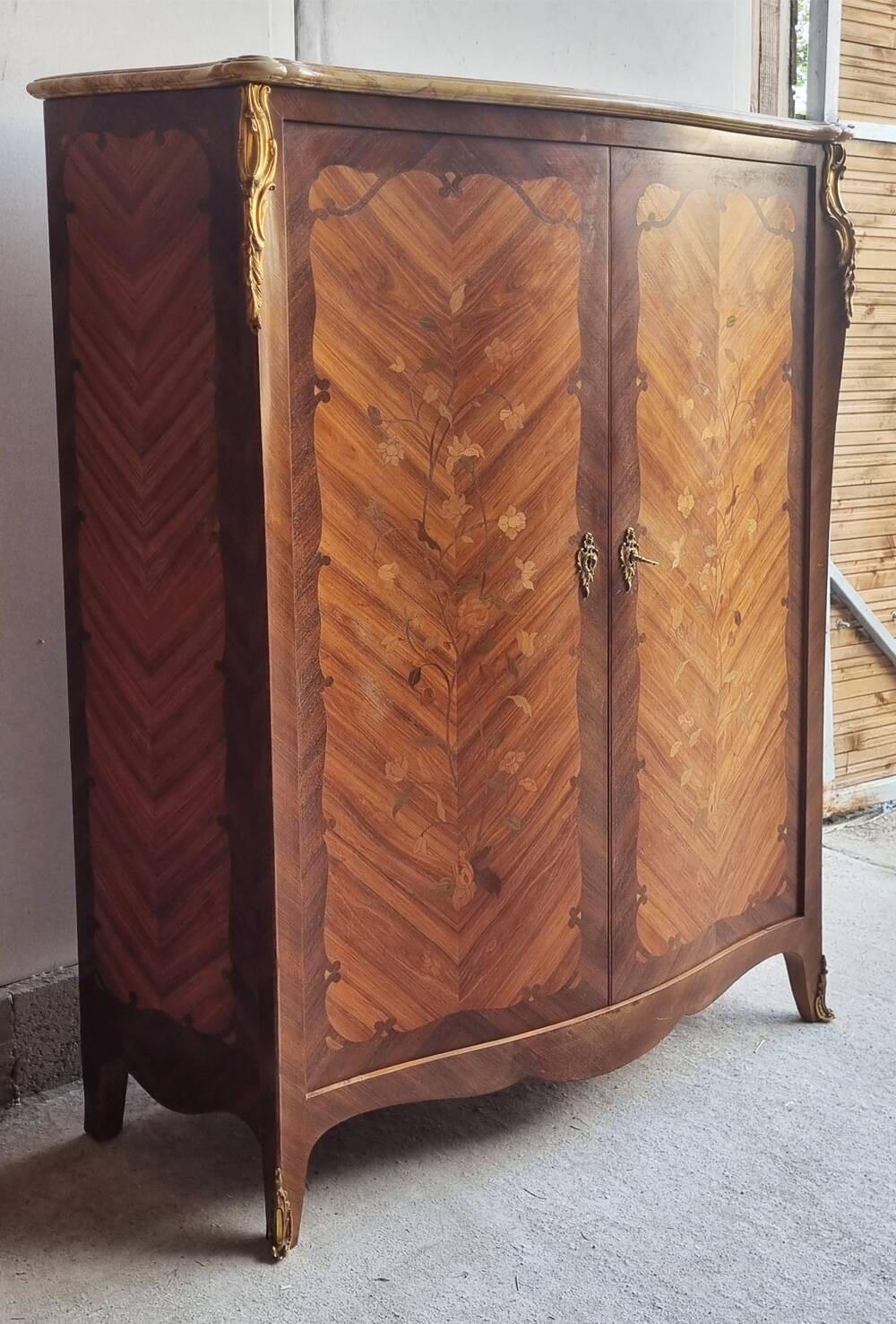 Louis XV style linen cabinet with marquetry and bronze, late 19th century.