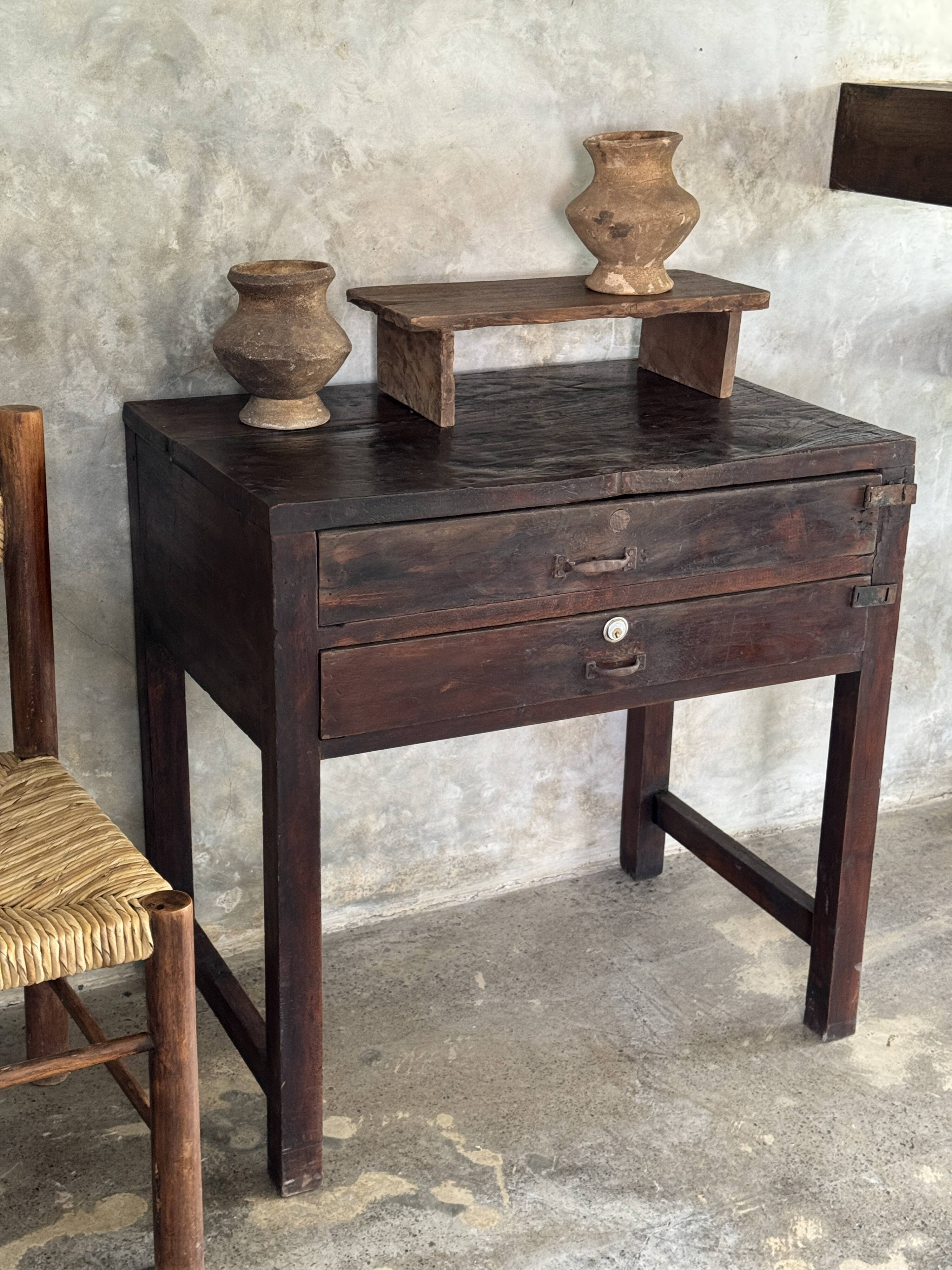 Meuble de métier ancien indonésien en teck à deux tiroirs H80,5 L79,5x51