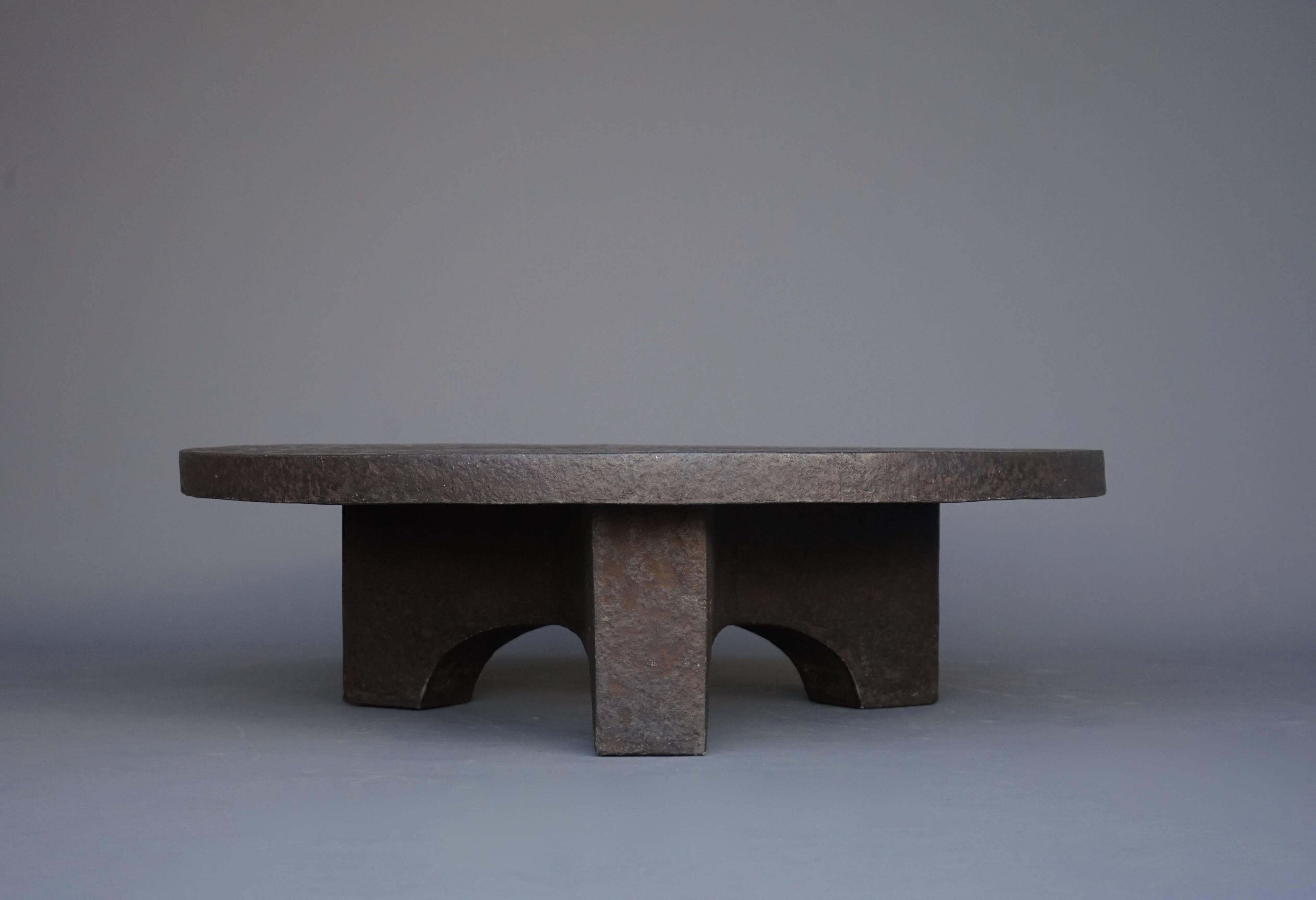 Table basse ronde brutaliste en résine, années 1970