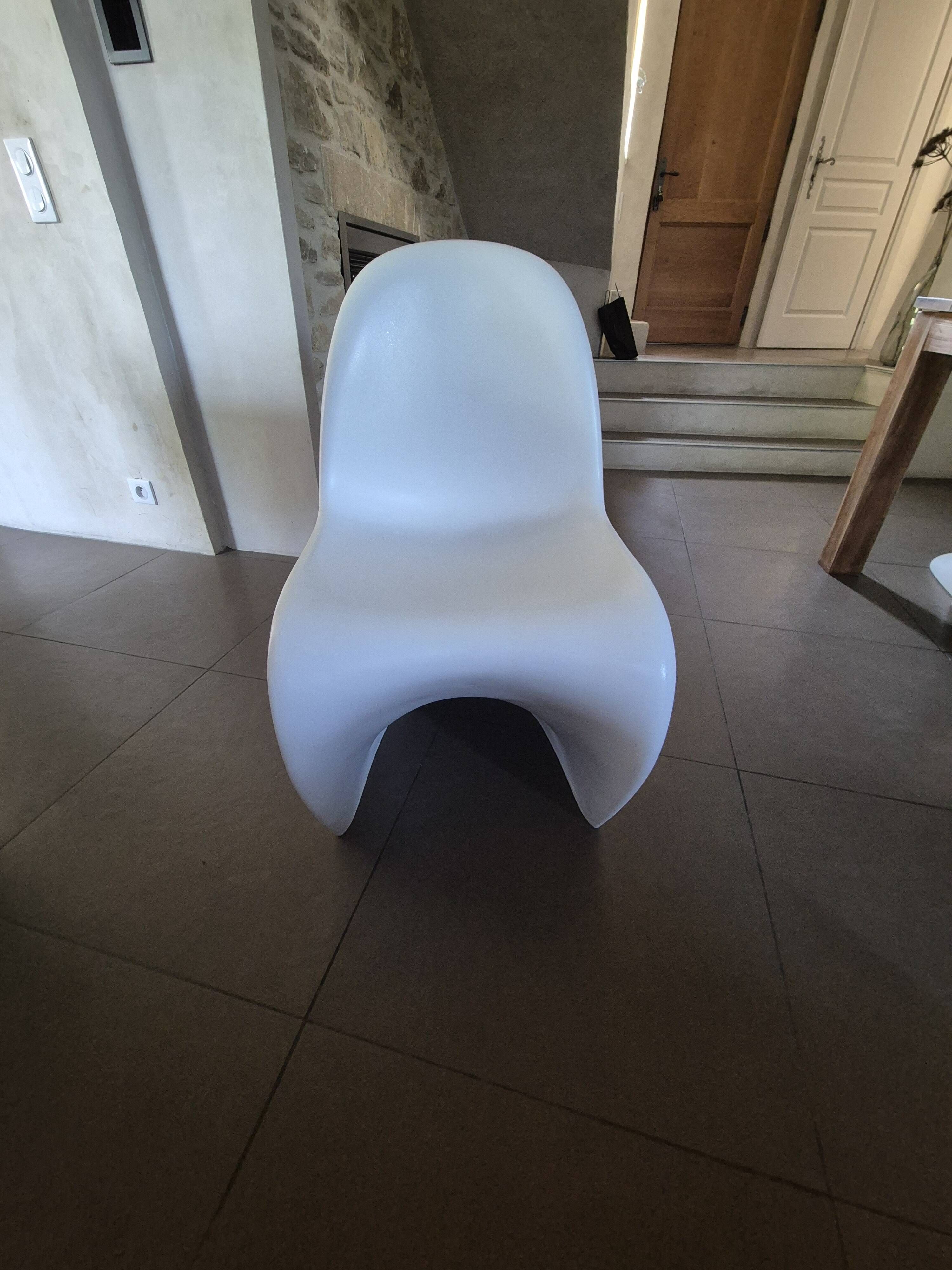 10 white chairs in the style of Verner Panton