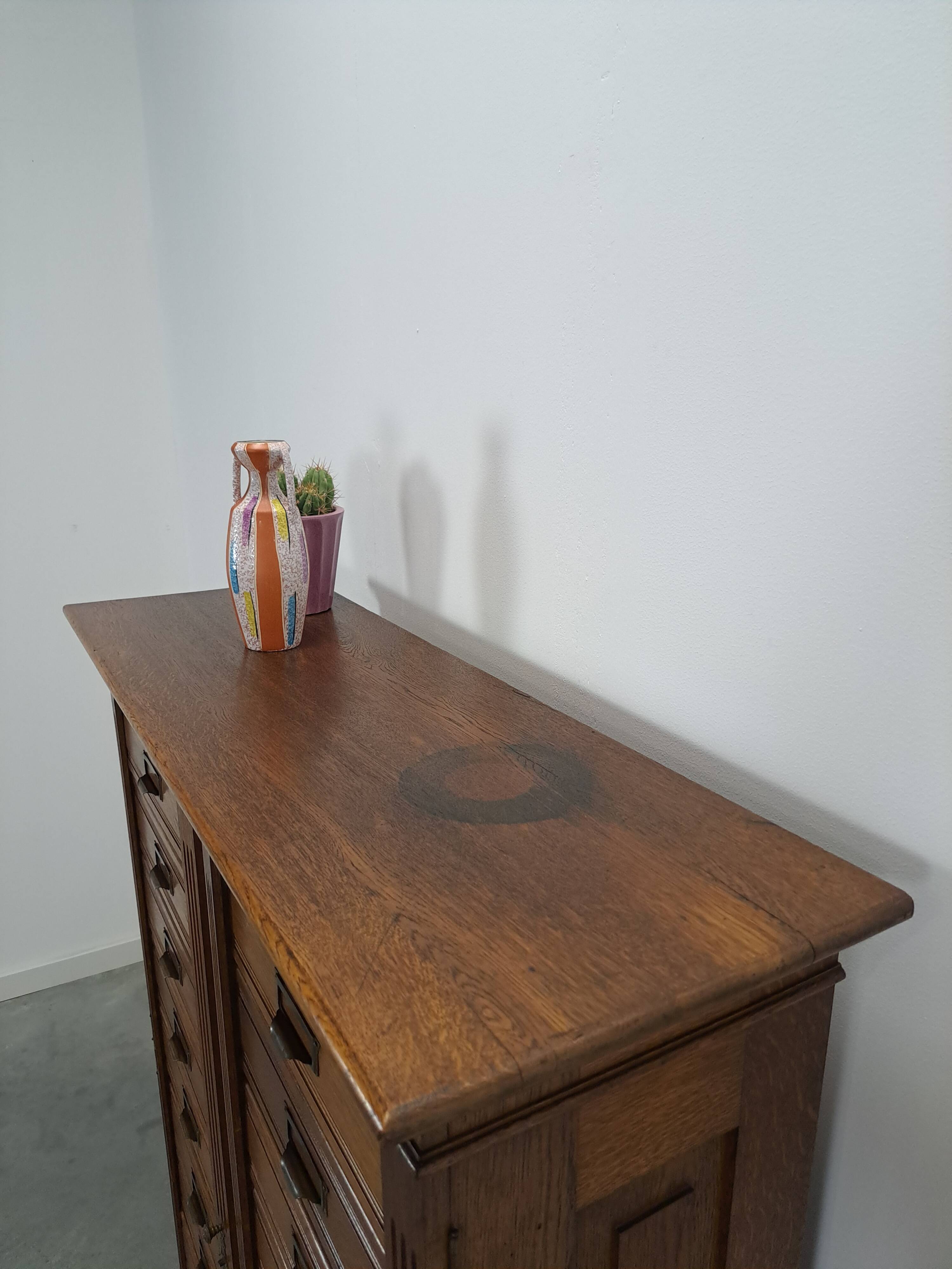 Antieke oude houten archief ladekast