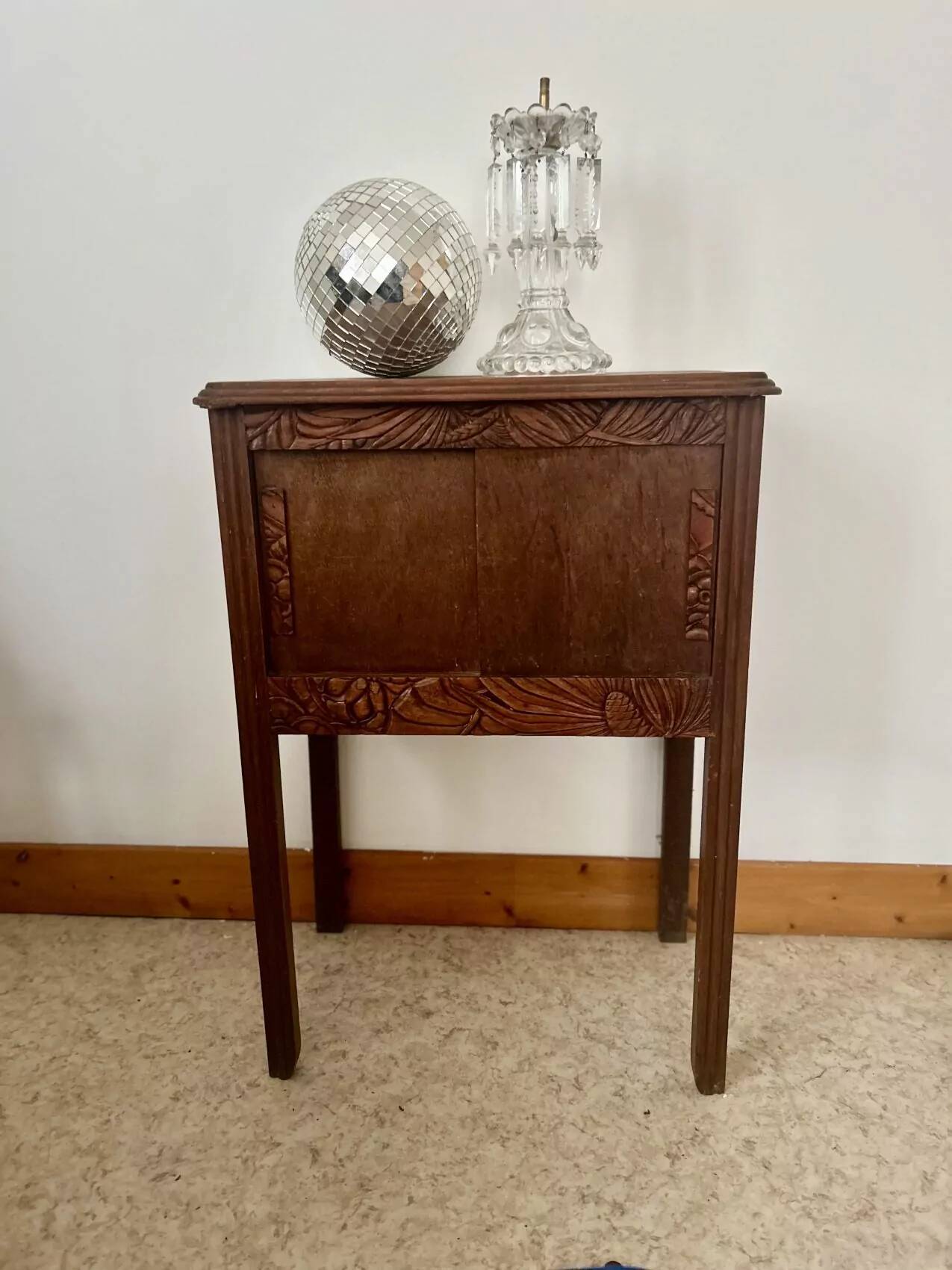 Petit meuble art déco aux portes coulissantes, atypique et joli