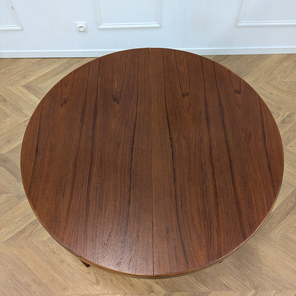 Round Scandinavian table with extensions