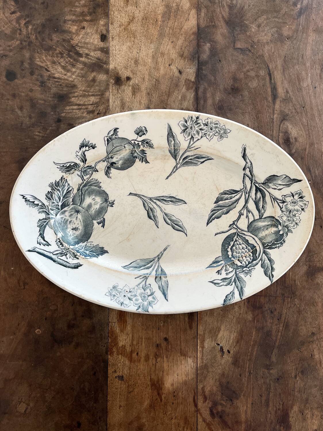 Plat ovale décor fruits en terre de fer de Grigny