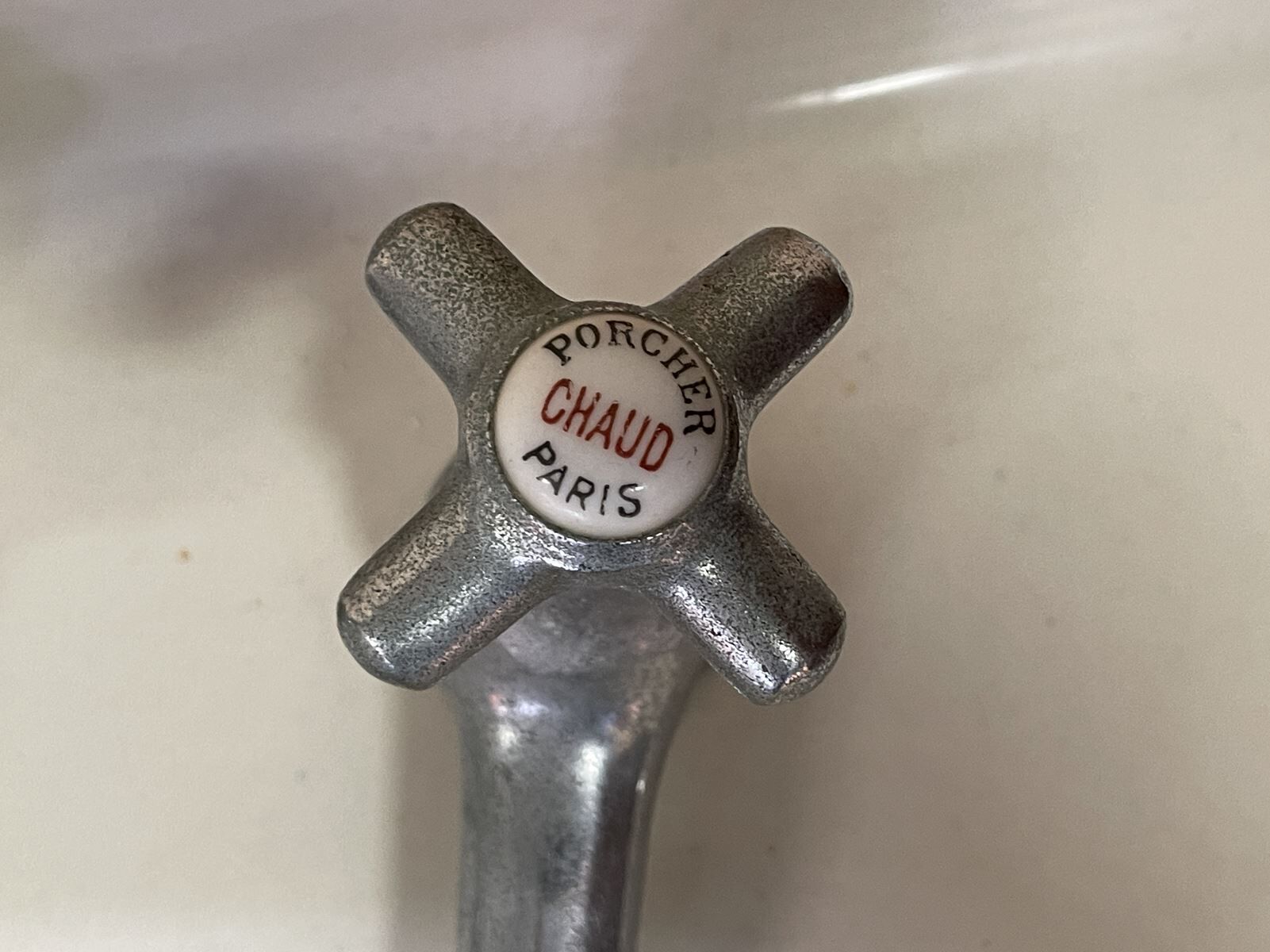 1930s standing washbasin