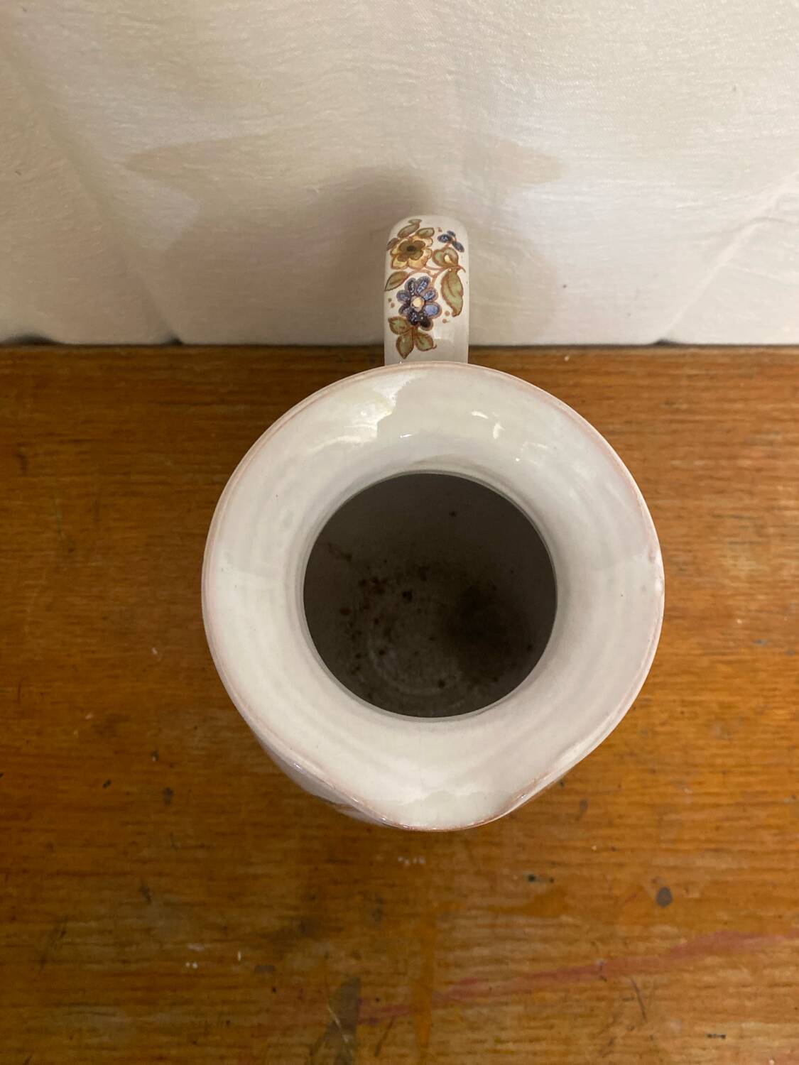 Pichet ancien en céramique de Moustiers blanche décor peint, France