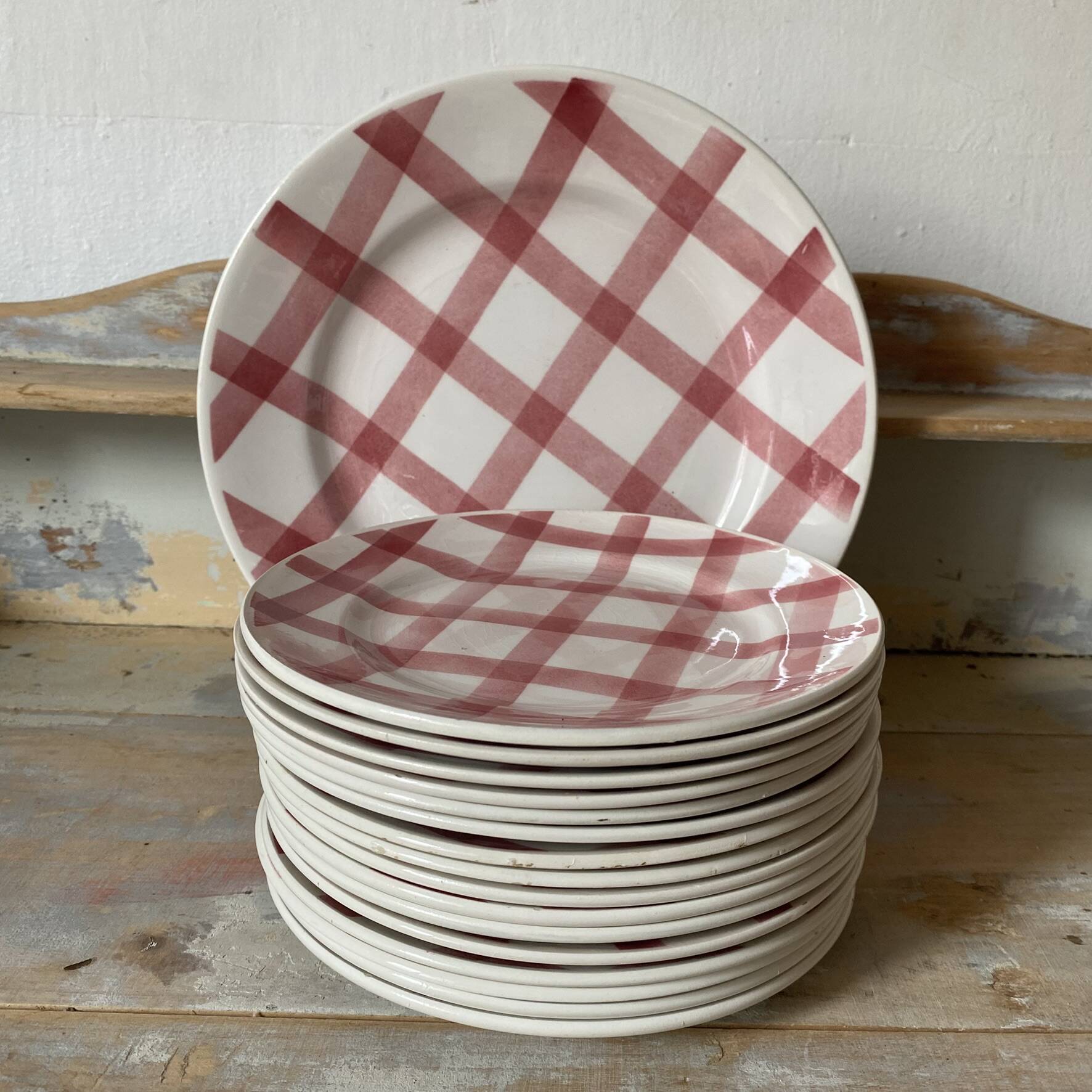 Moulin des Loups plates, "Torchon" checkered pink pattern, 1950s-60s.