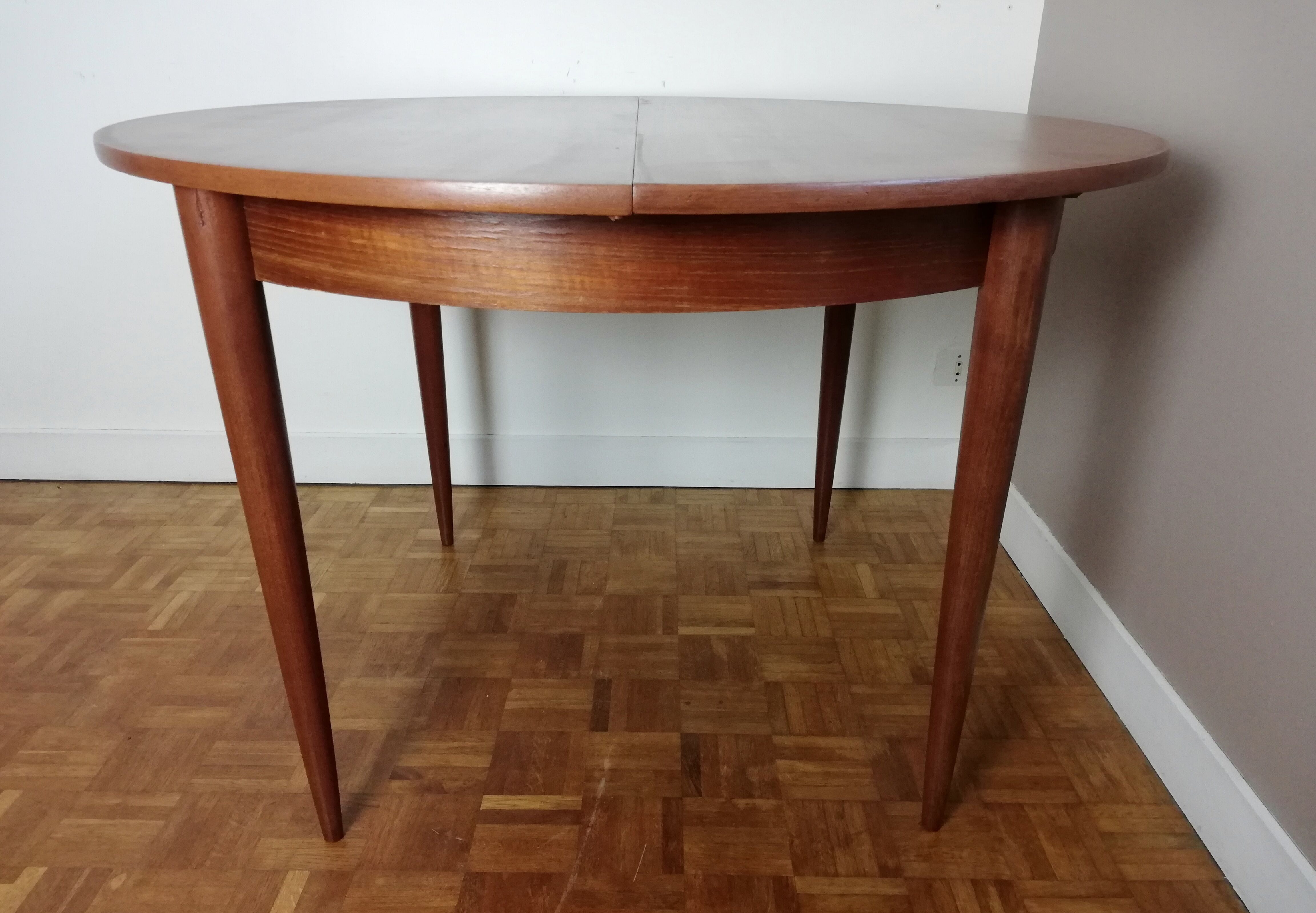 Scandinavian Extendable Roundtable