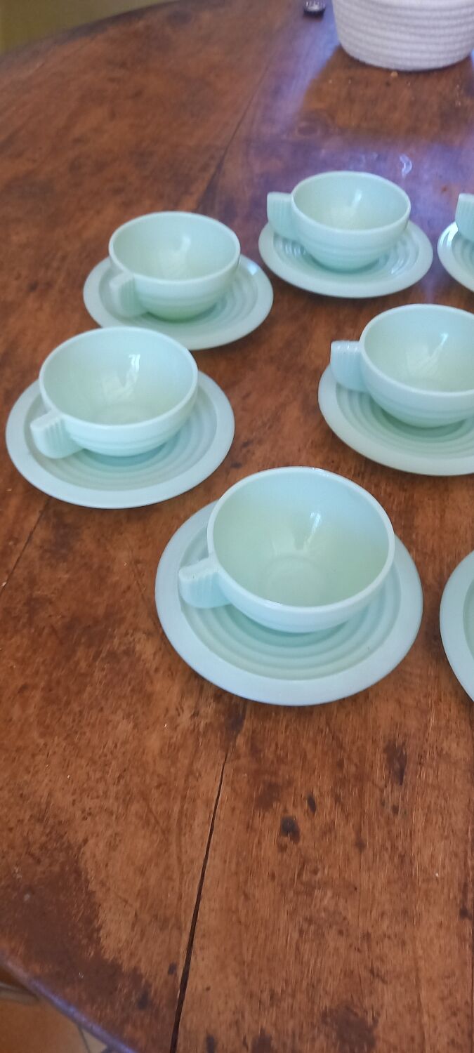 Set of 9 cups and saucers in opaline.