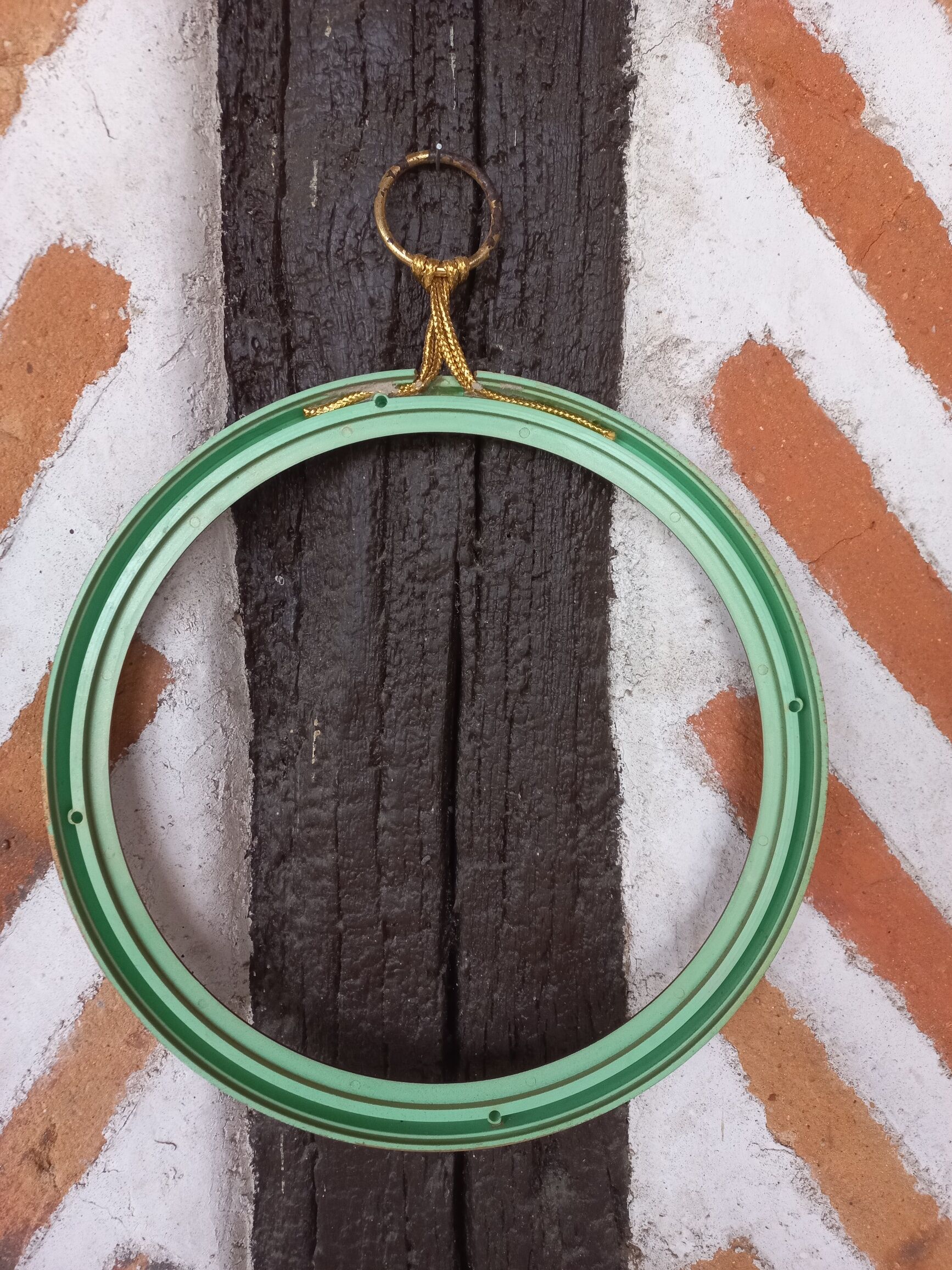 Round gilded glass frame