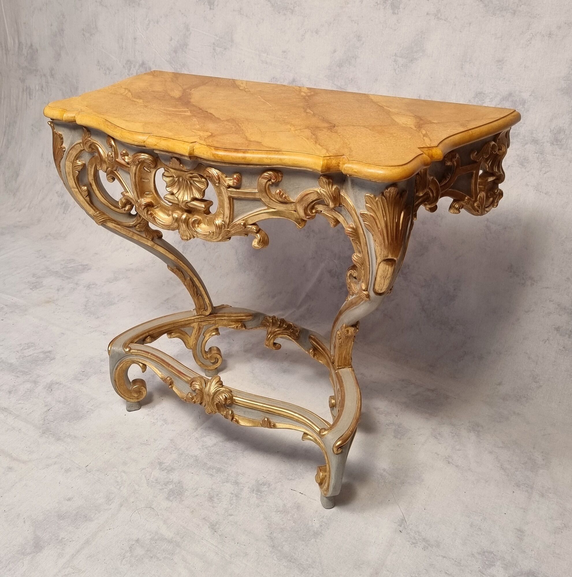 Console de style louis xv sur quatre pieds - bois laqué - 19ème