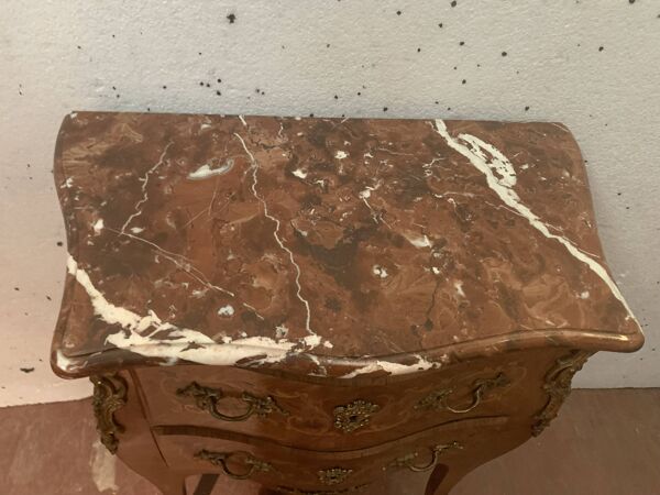 Commode galbée en bois de placage de style Louis XV / XX siècle