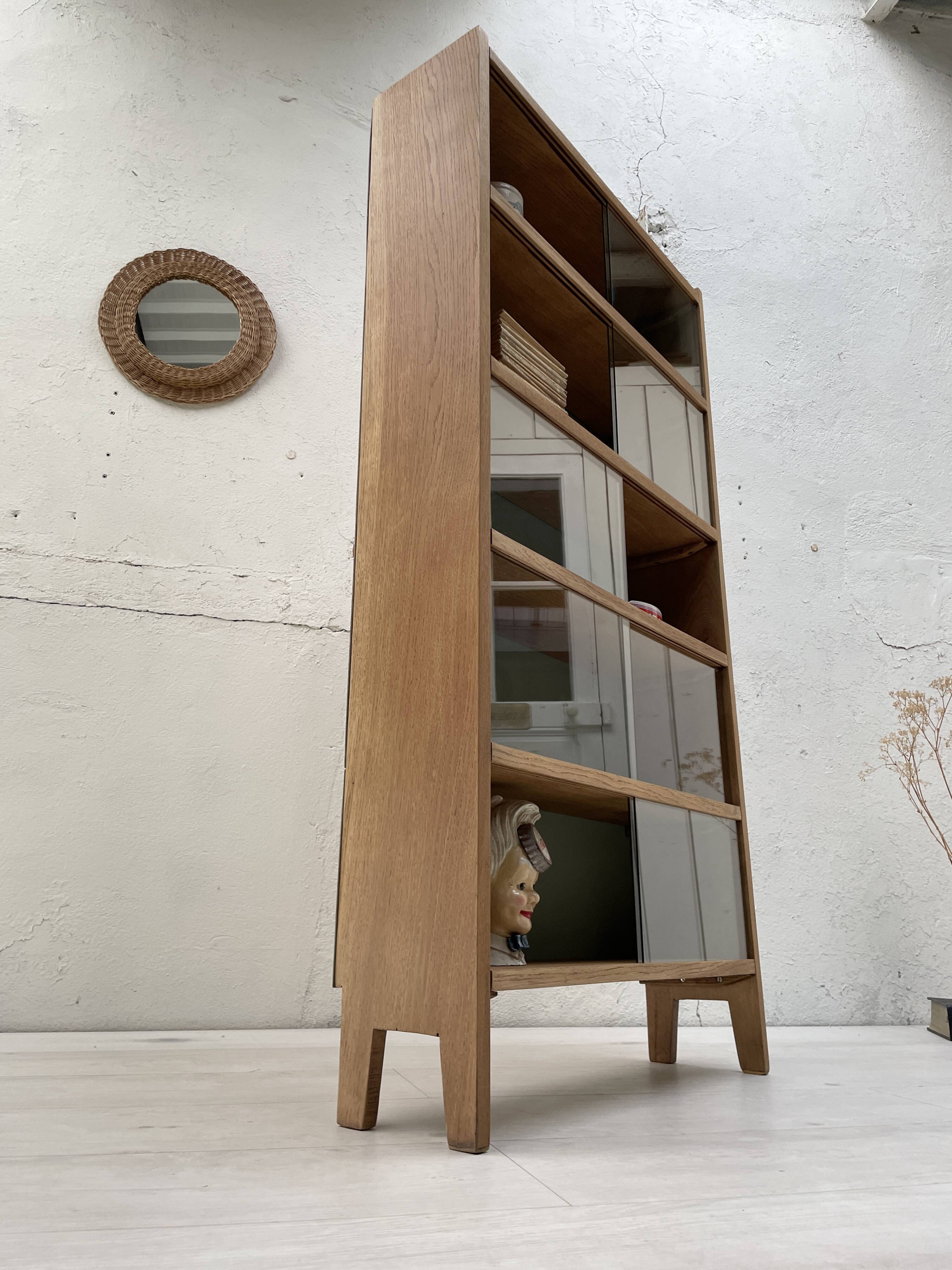 Vintage bookcase in solid oak.