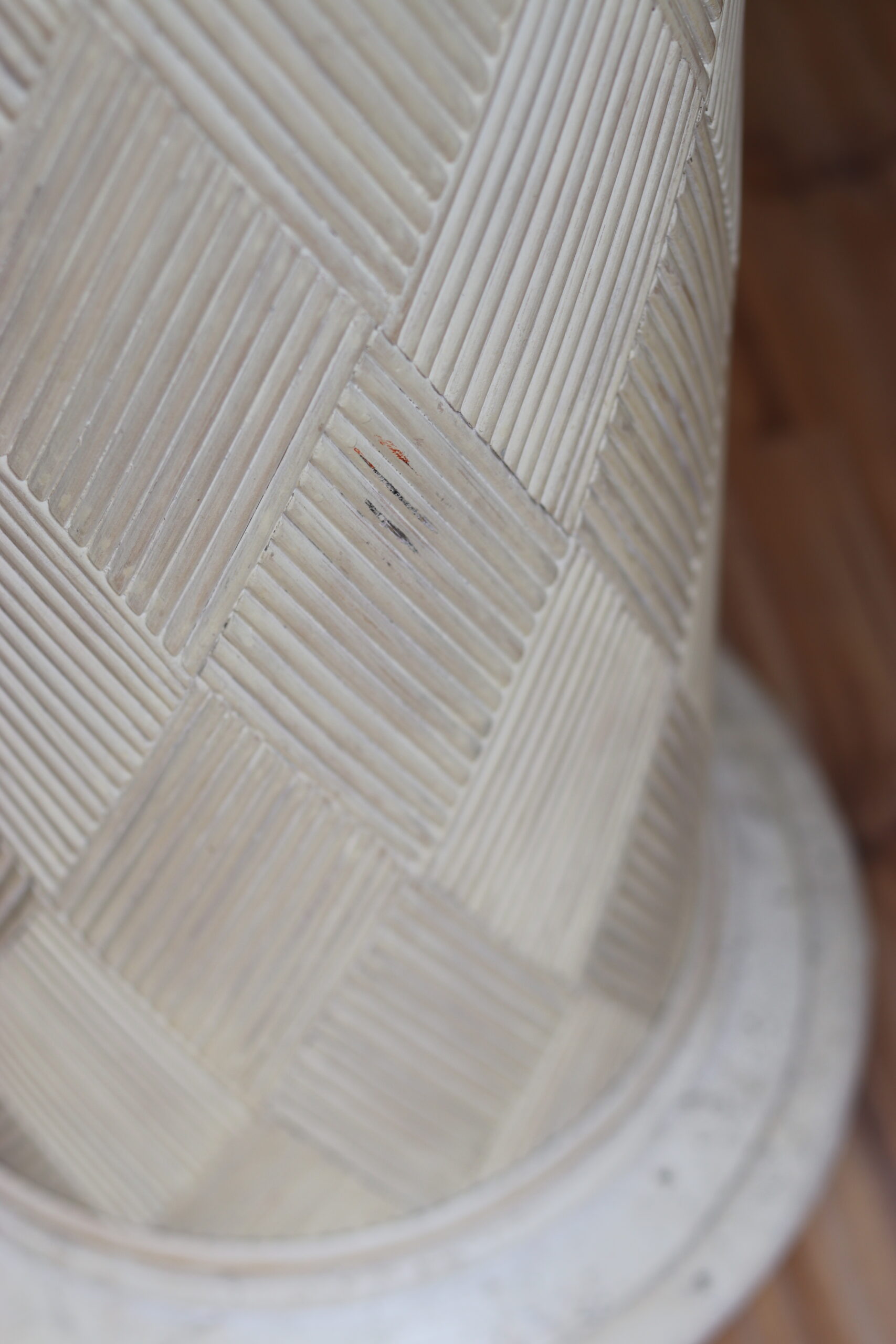 Vintage column/pedestal from the 70s-80s in travertine and wood.