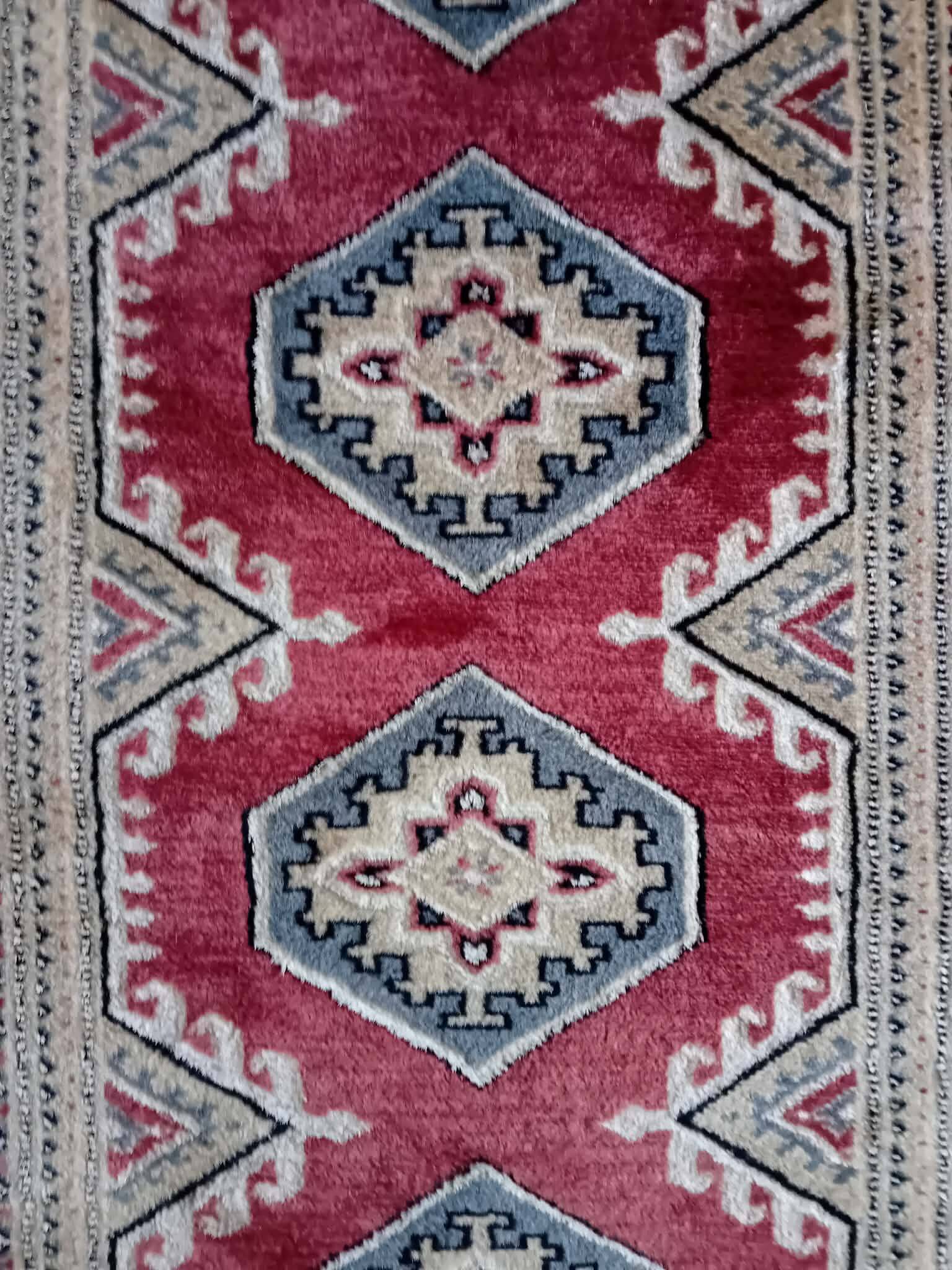 Pakistani hallway carpet, handmade in wool and silk, 278x80cm.