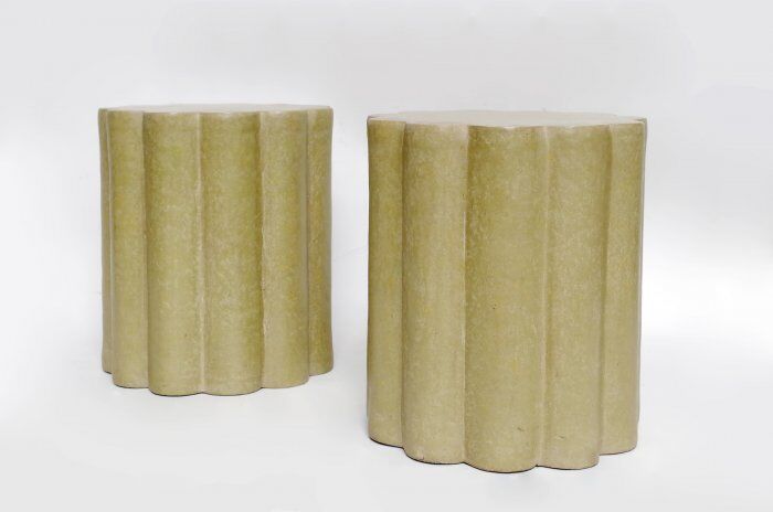 Paire de tabourets ou bouts de canapé en papier maché forme polylobée vert olive XXIème siècle