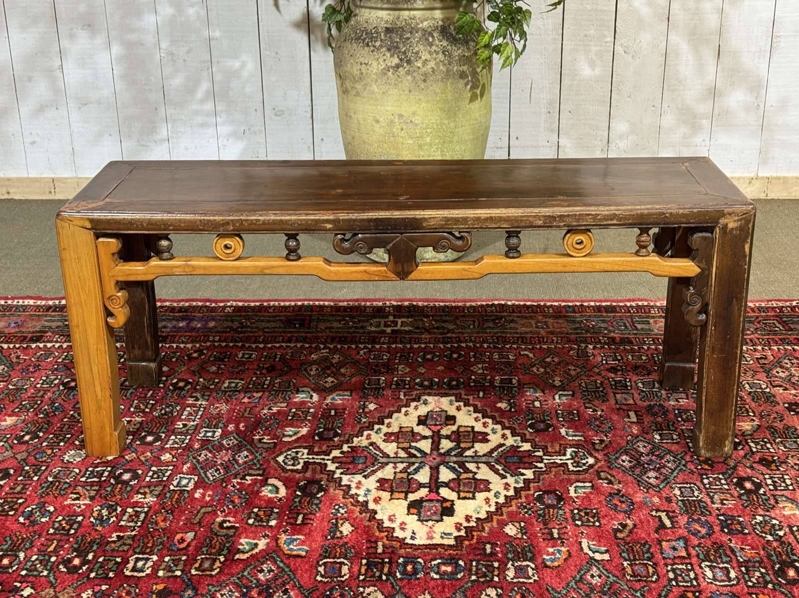 Table basse chinoise en teck et orme des années 80