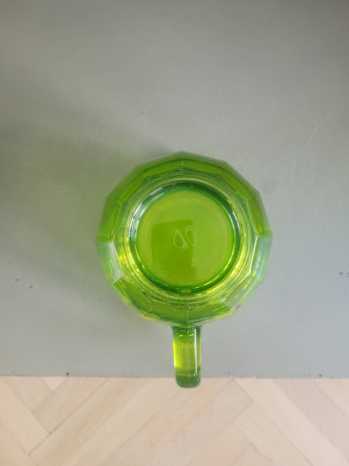Pichet vintage en verre moulé vert