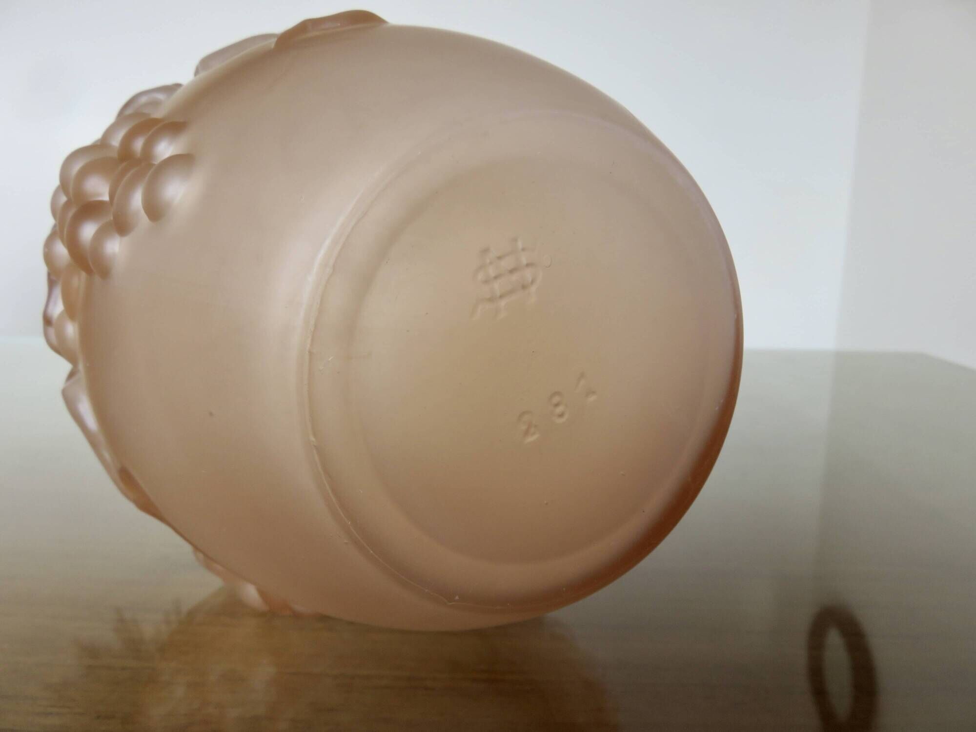 Art Deco vase in moulded pink glass, signed "Souchon Neuvesel", 1940s.