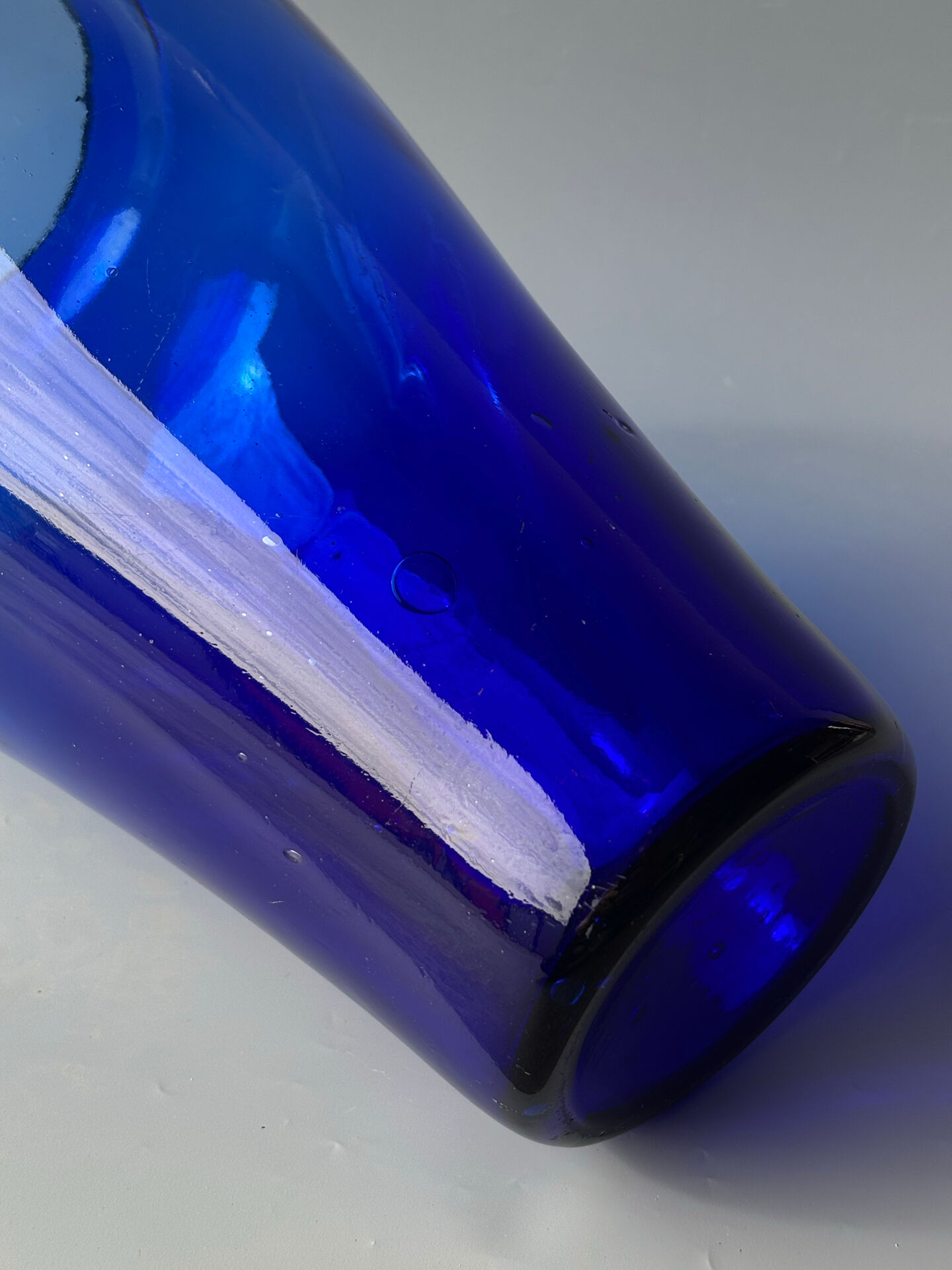 Grand vase en verre bleu cobalt 