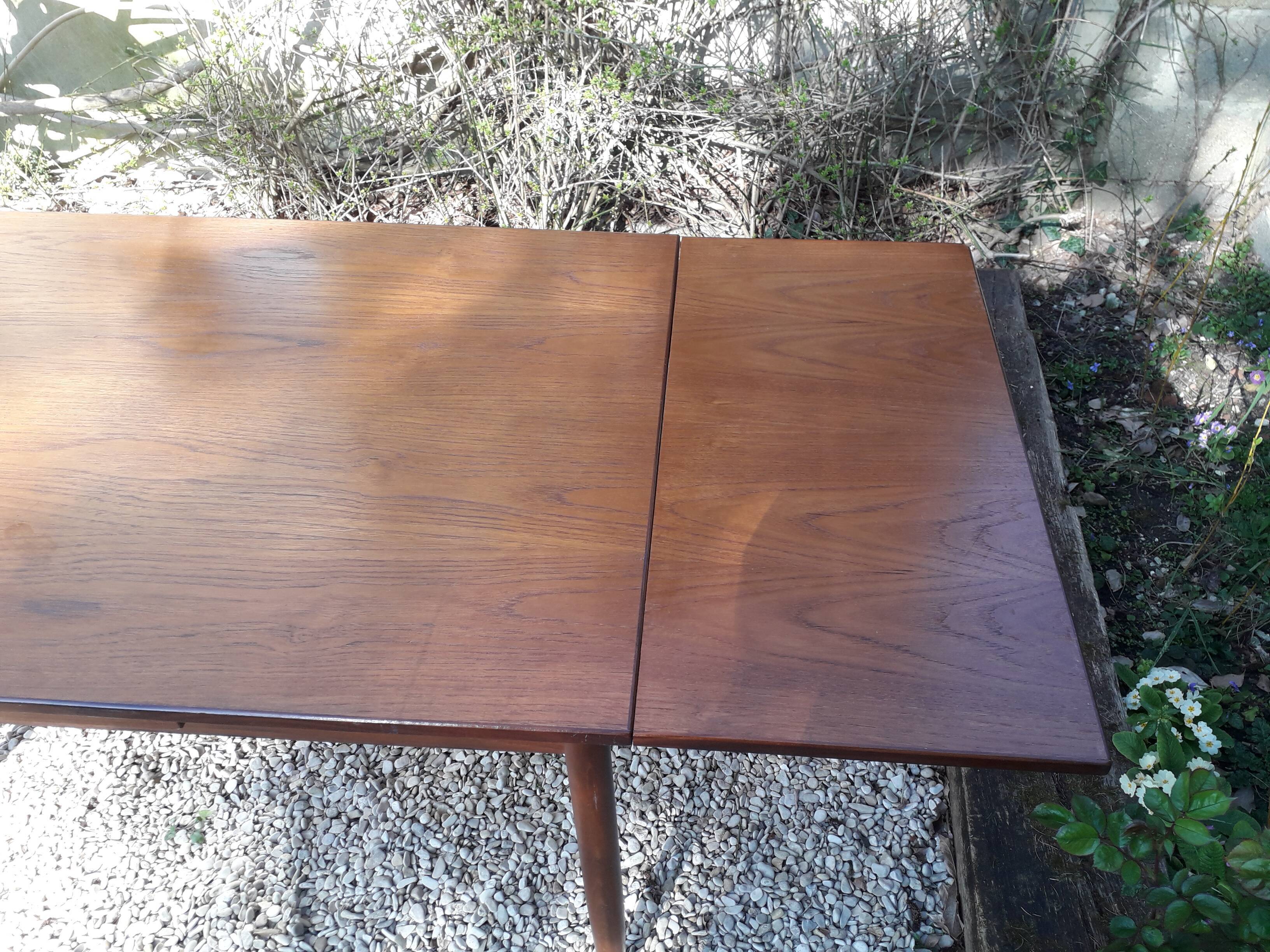 Extendable teak table