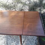 Extendable teak table