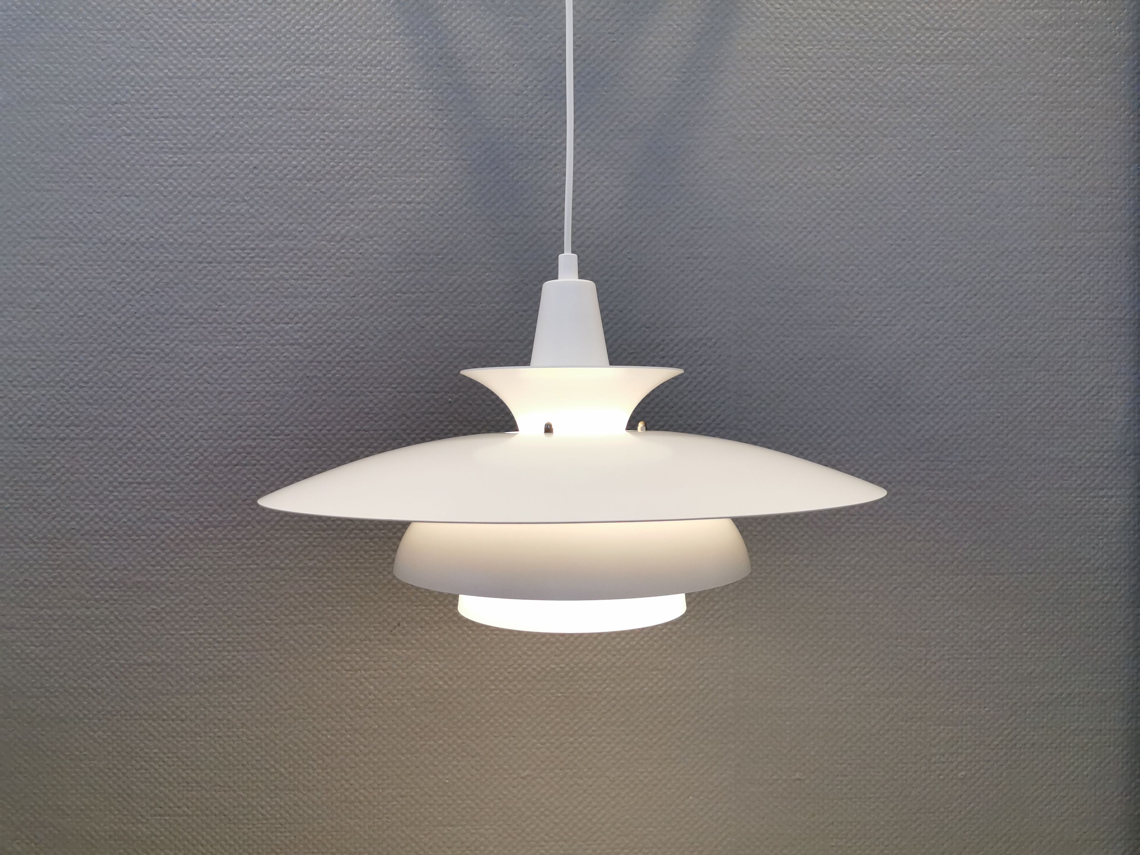 Classic danish designed hanging lamp from the 80s, in white lacquered metal