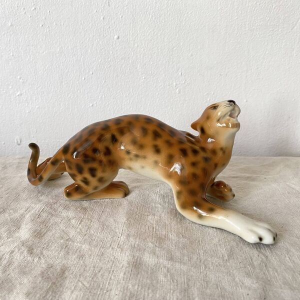 Figurine vintage Royal Dux – Guépard en porcelaine – 21 cm