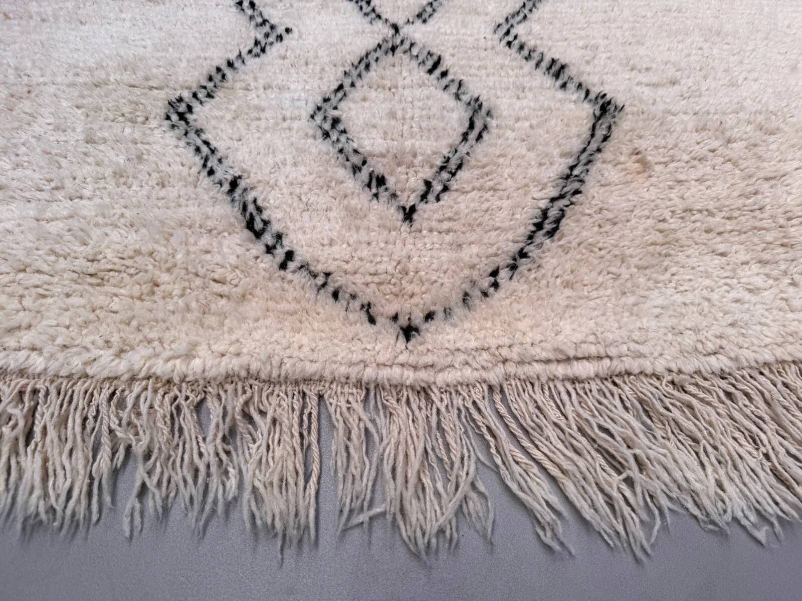 Tapis berbère marocain vintage Beni Ourain, Atlas, motif tribal, 200 x 142 cm, déstockage