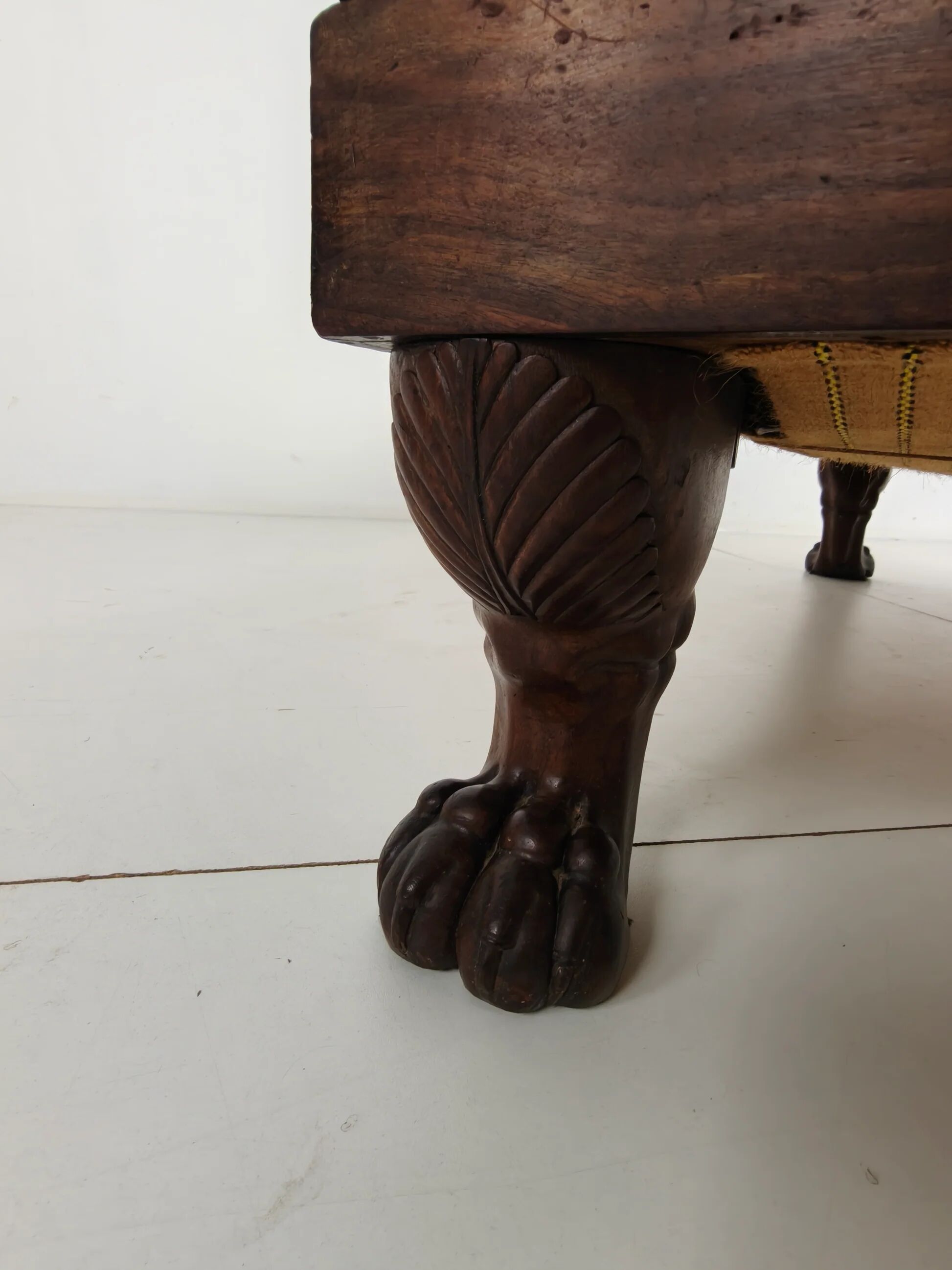 Superbe chaise longue Empire en acajou – vers 1800–1830 – pieds en pattes de lion sculptés