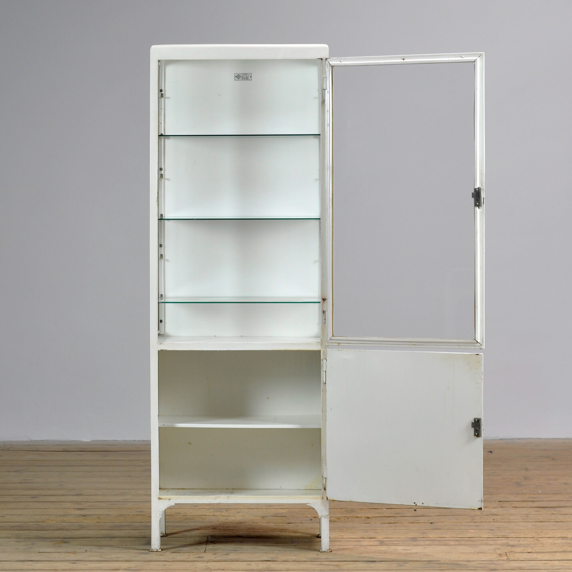 Cabinet médical vintage, années 1970