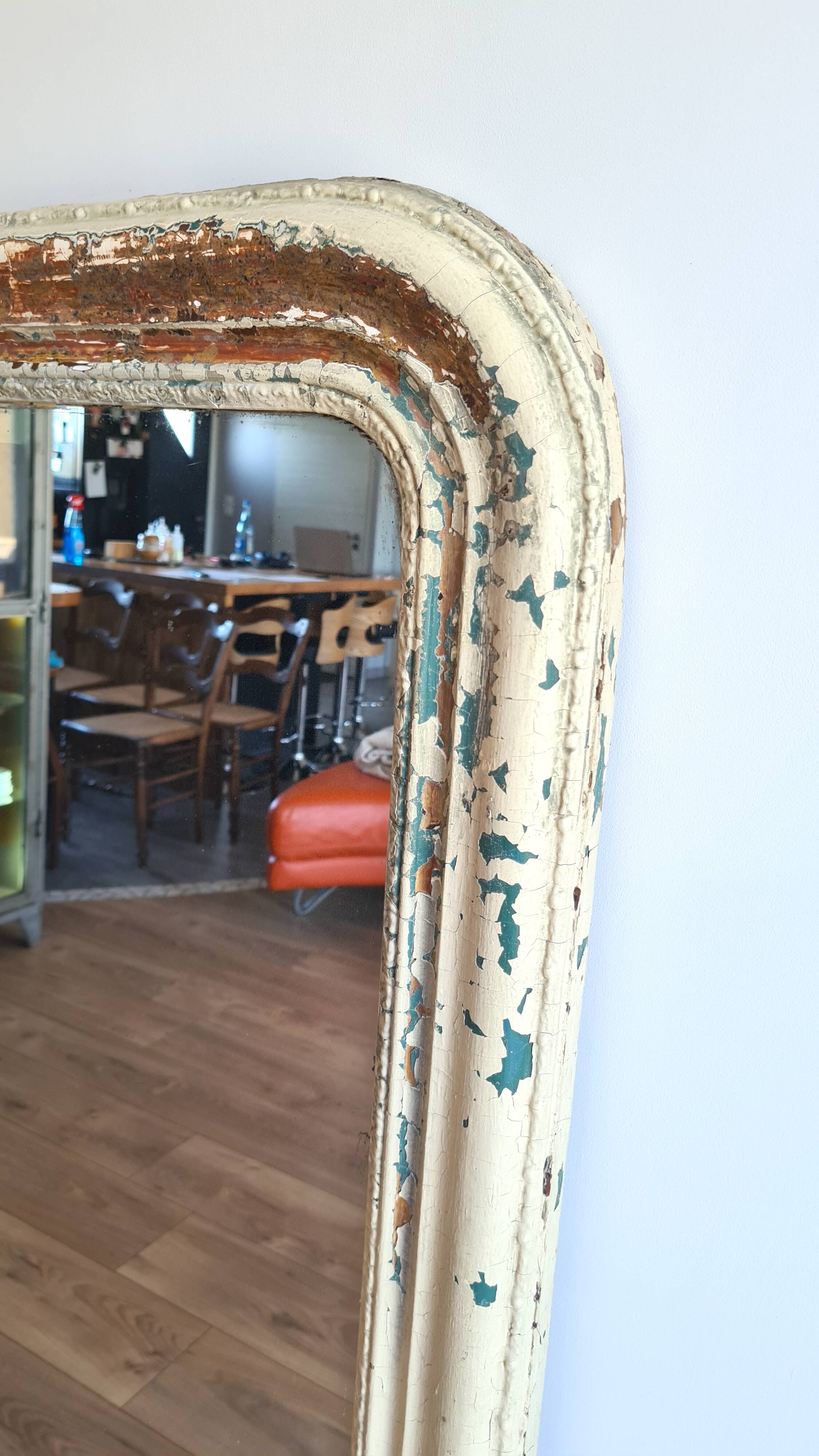 Large antique Louis-Philippe mirror with a patinated moulded wooden frame, 139 x 106 cm.