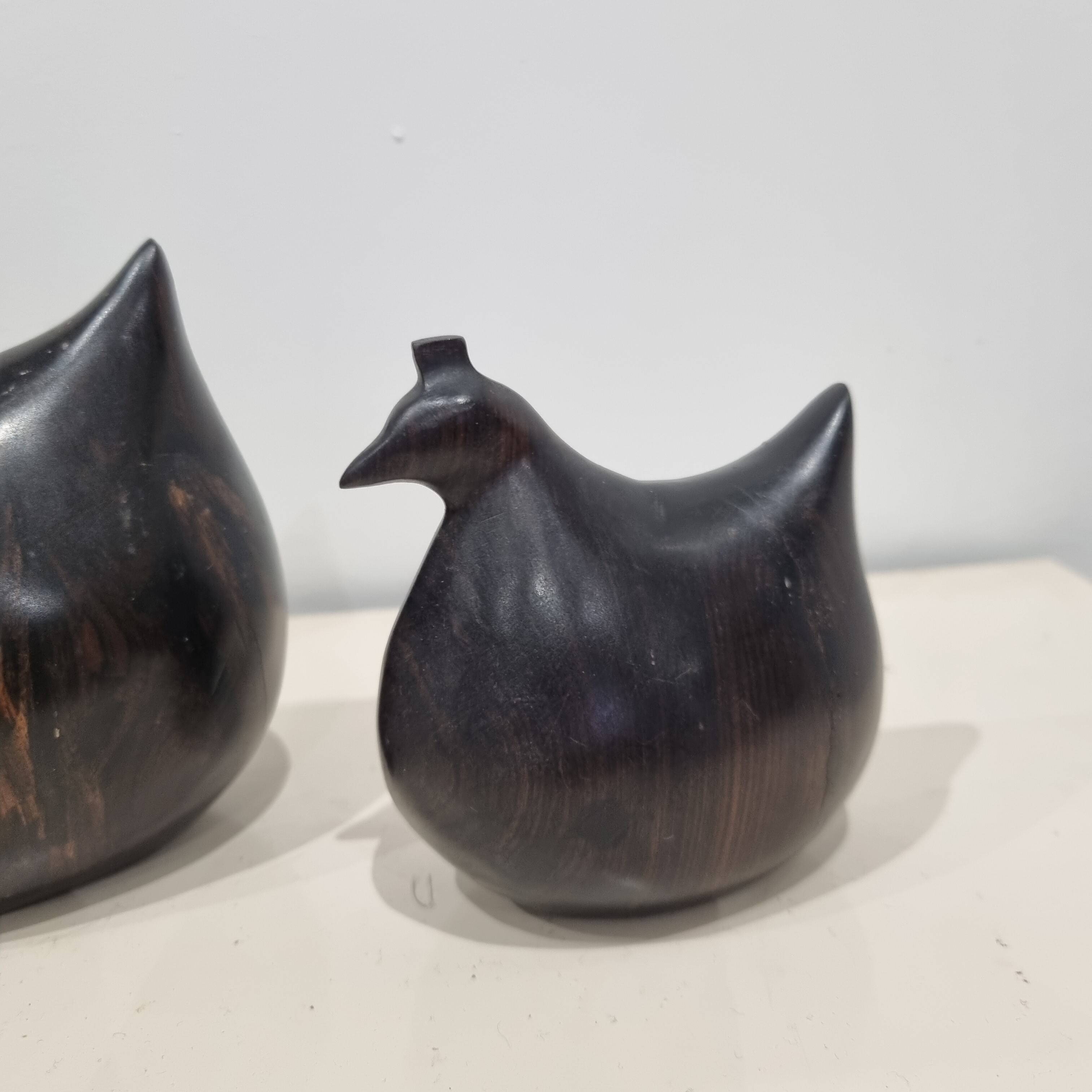 Trio de sculptures poules en ébène