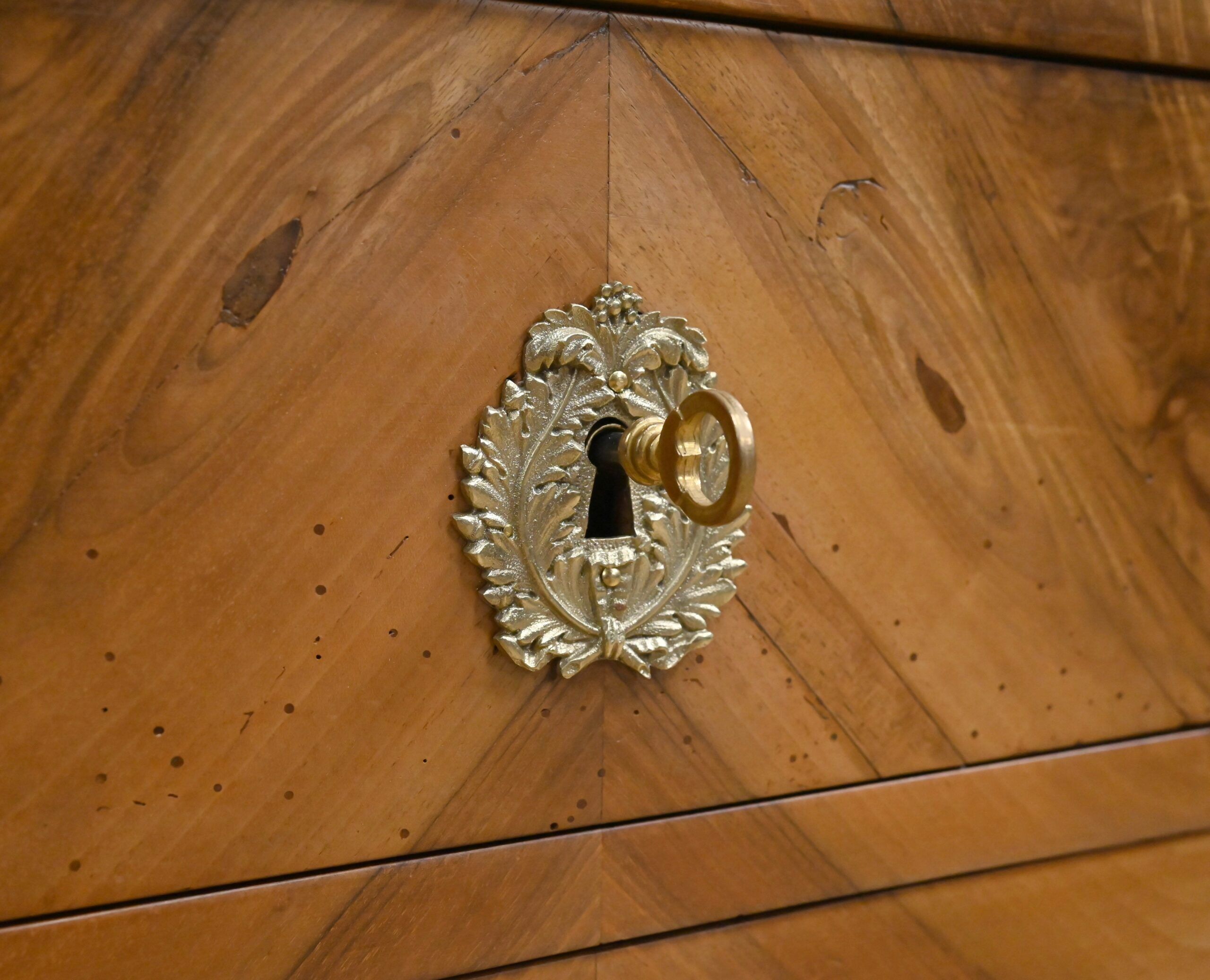Secrétaire en noyer, style Restauration – Milieu XIXe