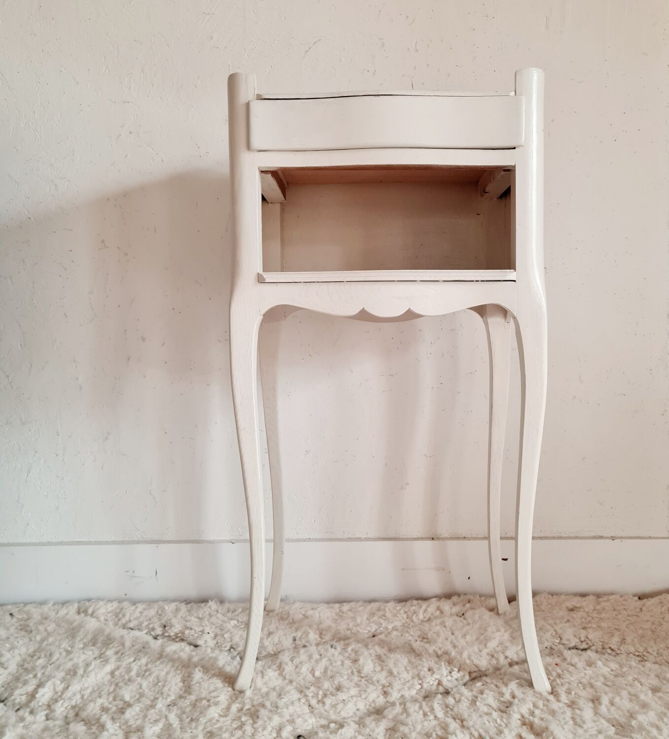 Table pedestal table curved feet white