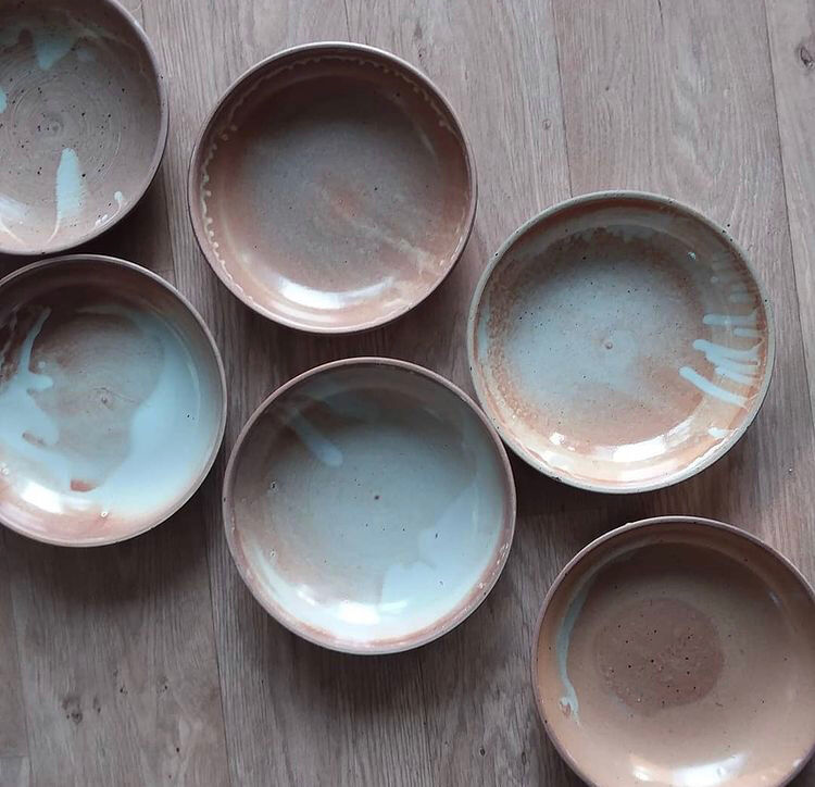 Lot of 6 hollow plates in pink sandstone