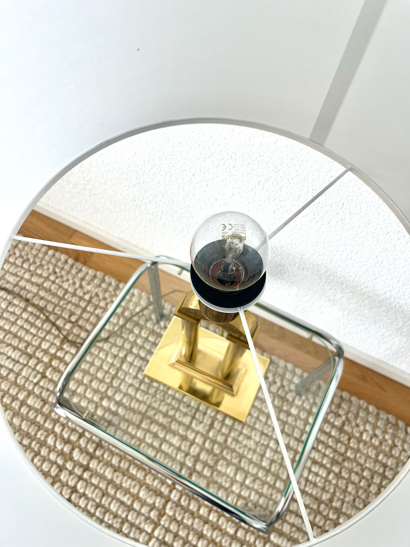 Vintage table lamp in gilded brass Hollywood Regency style.