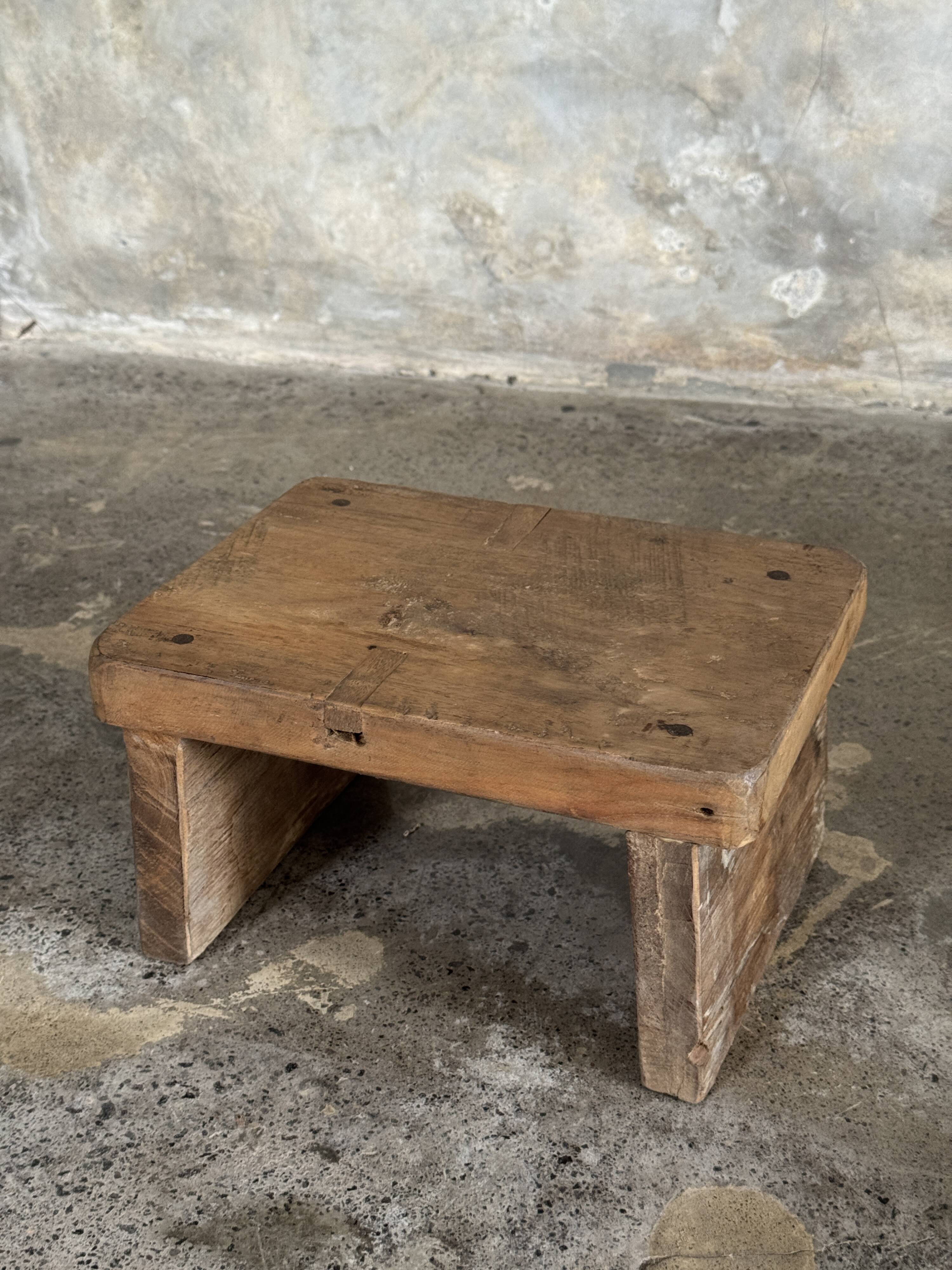 Small auxiliary stool in light upcycled teak (3276)