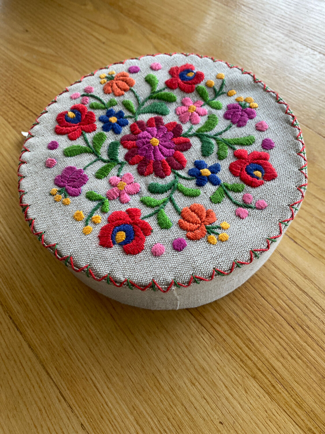 Mi-linen box and hand-embroidered flowers