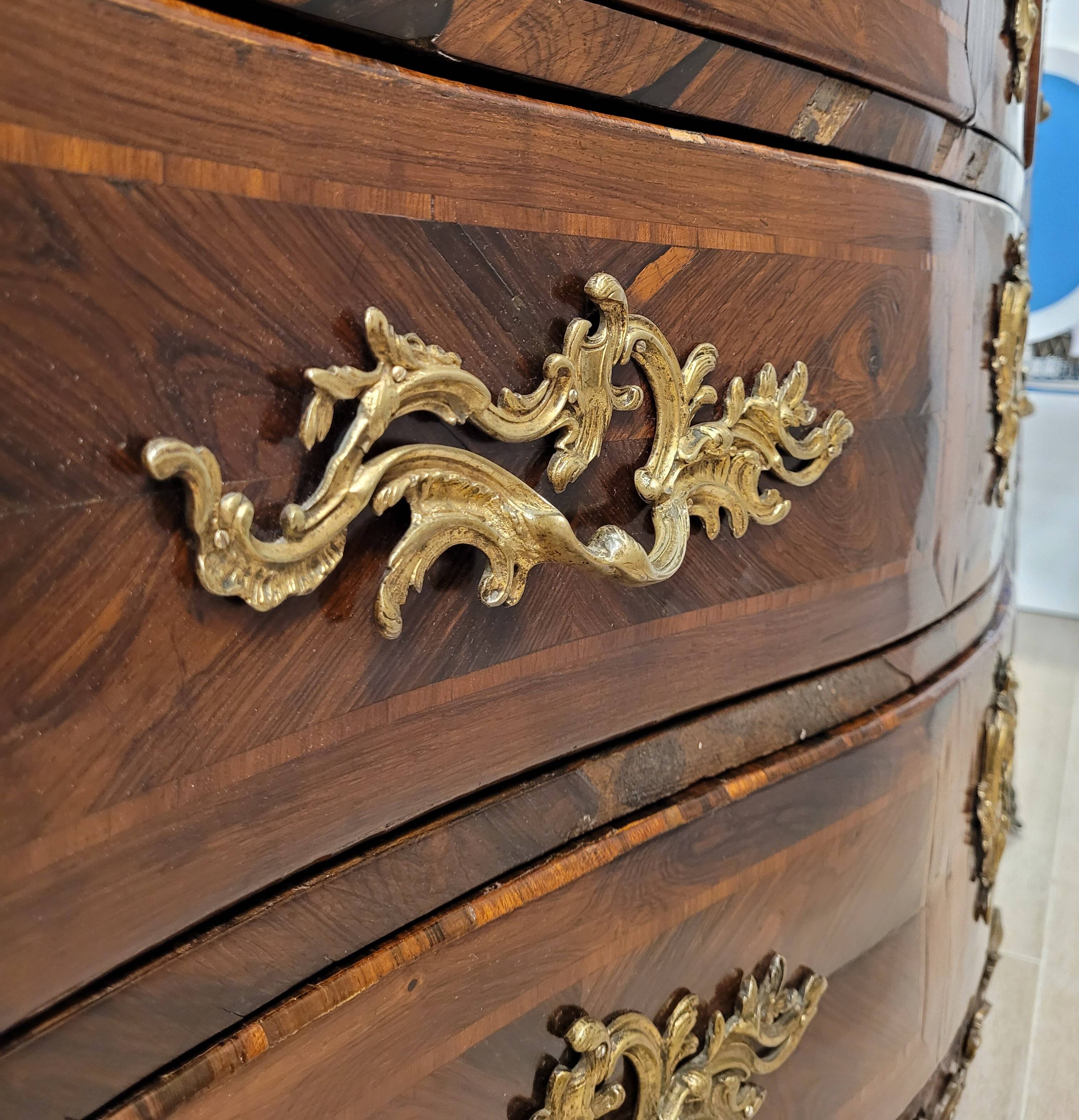 Cómoda Estilo Luis XV, Marquetería y marmol, Napoleón III, s. XIX – France