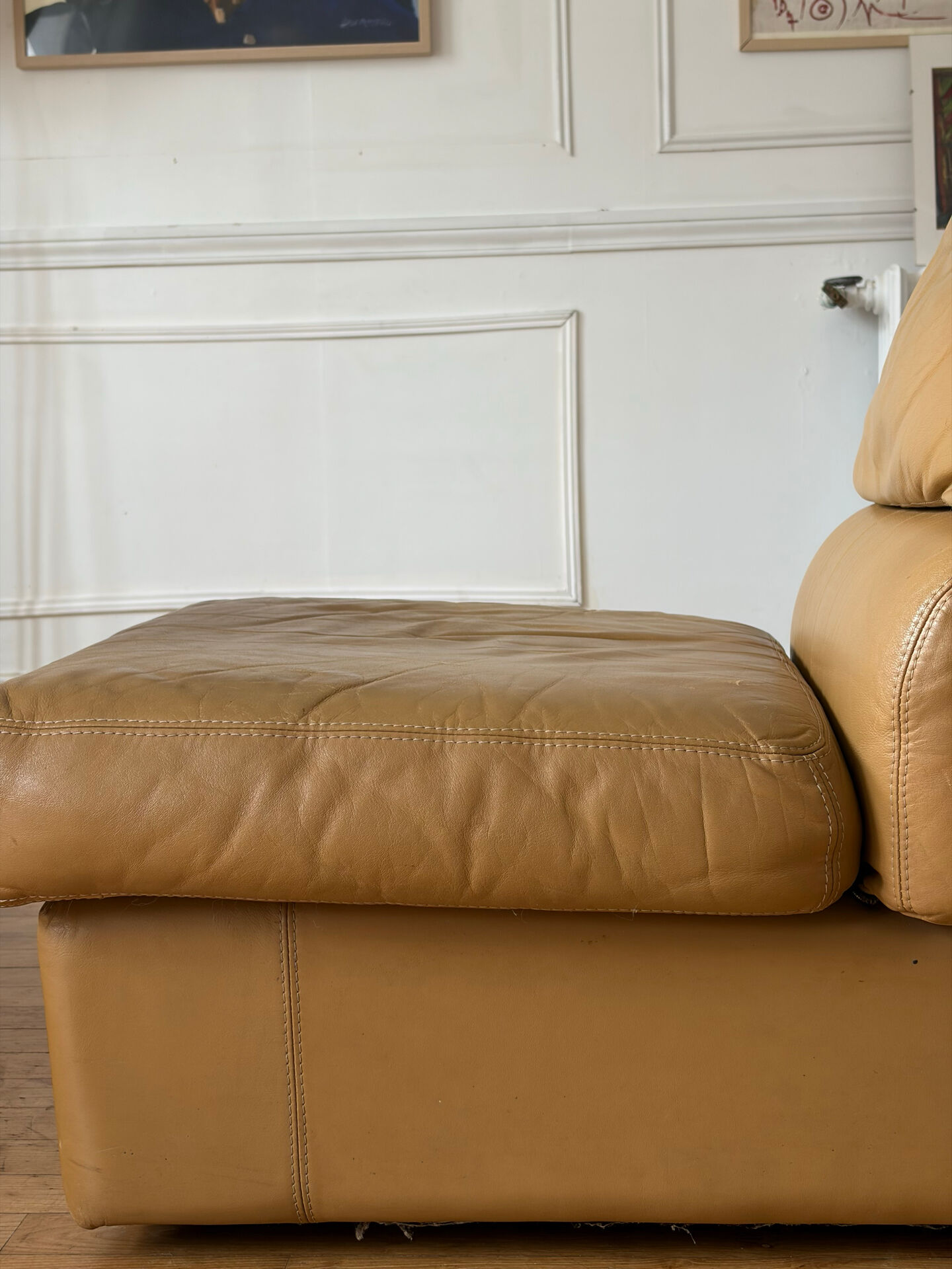 Chauffeuse en cuir vintage