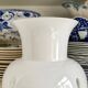 Vase balustre overlay en opaline blanche