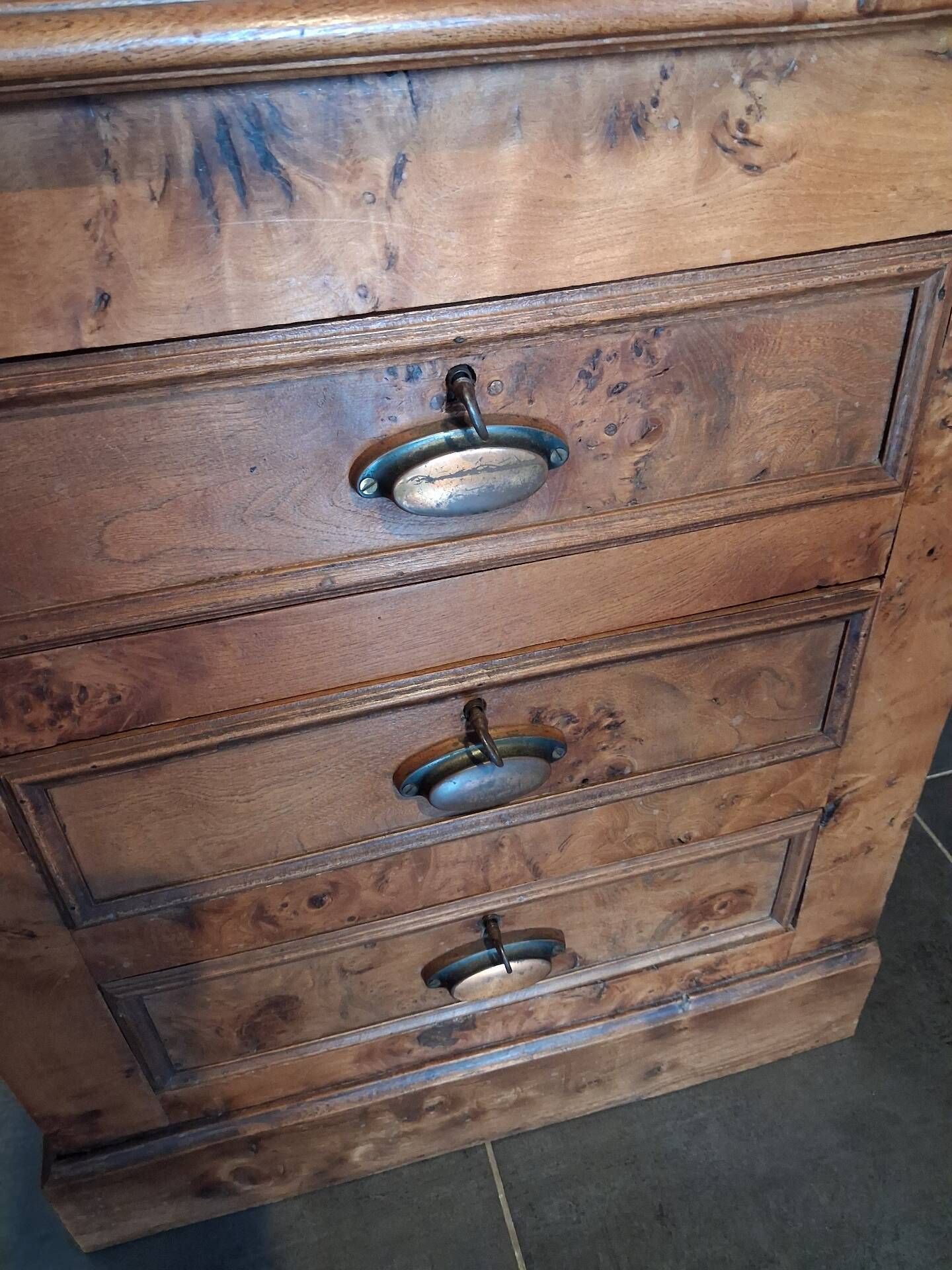 Desk in elm burl