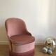 Chauffeuse style crapaud en velours rose