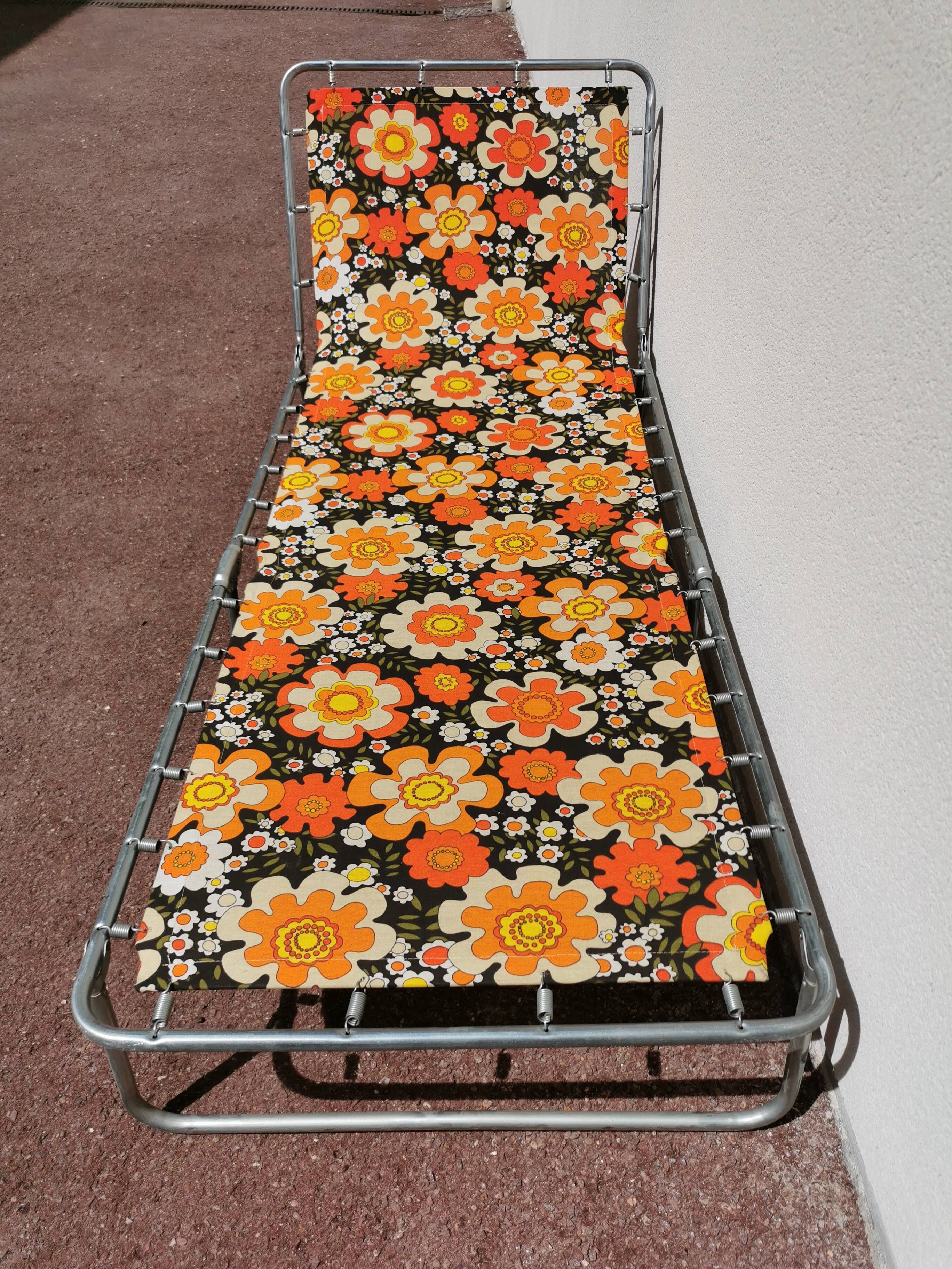 Vintage SOleil bath, Orange flower deckchairs