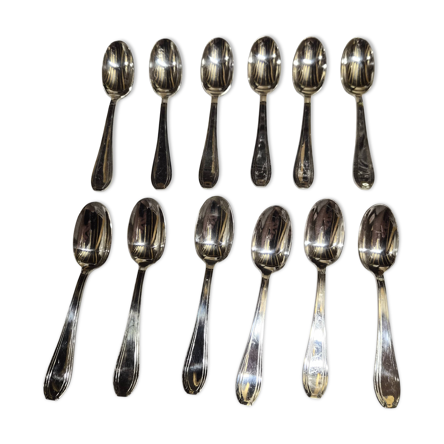 12 silver-plated metal teaspoons with a hallmark of 18.
