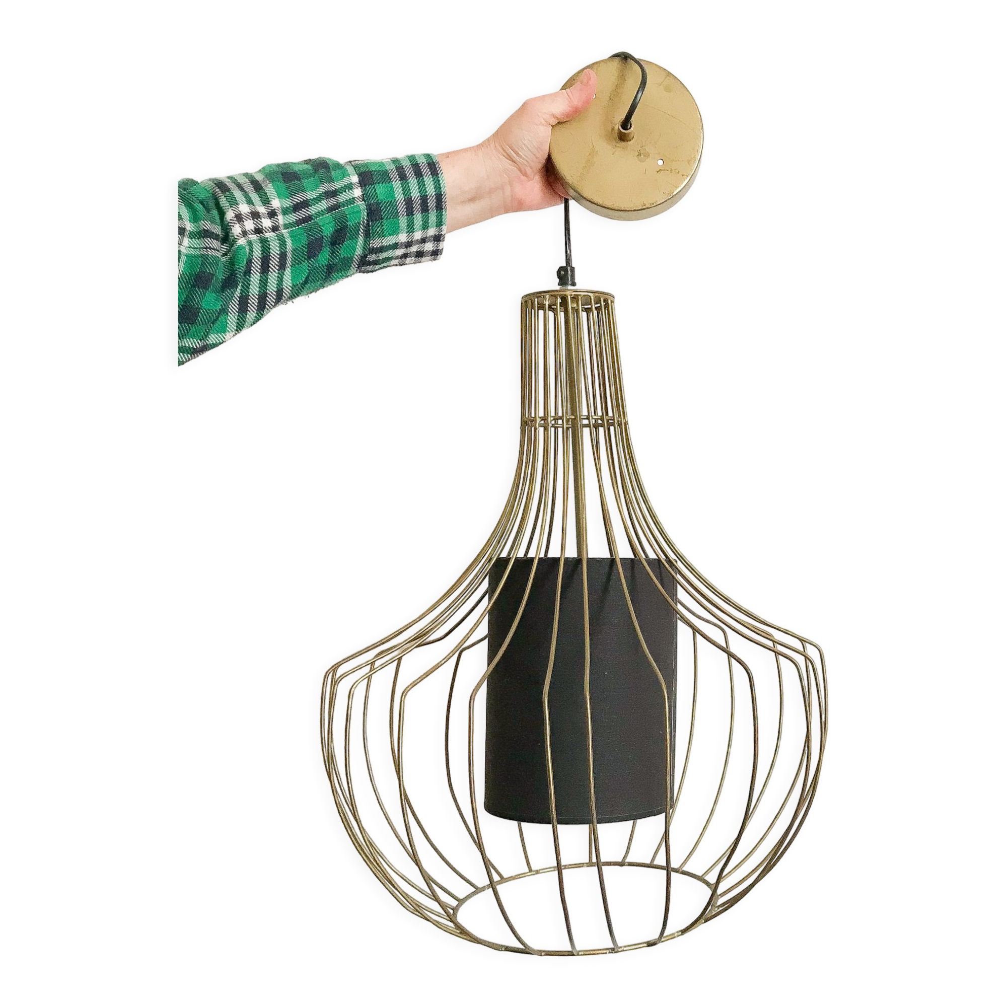 Pear-shaped gold wired suspension