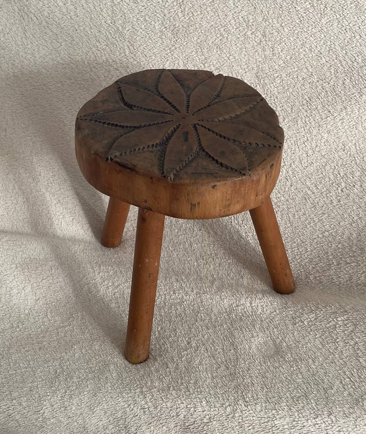 Petit tripode/sellette bois artisanal art brut