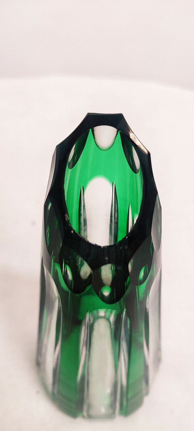 Vase en verre sculpté de Bohême. République tchèque, années 1980.